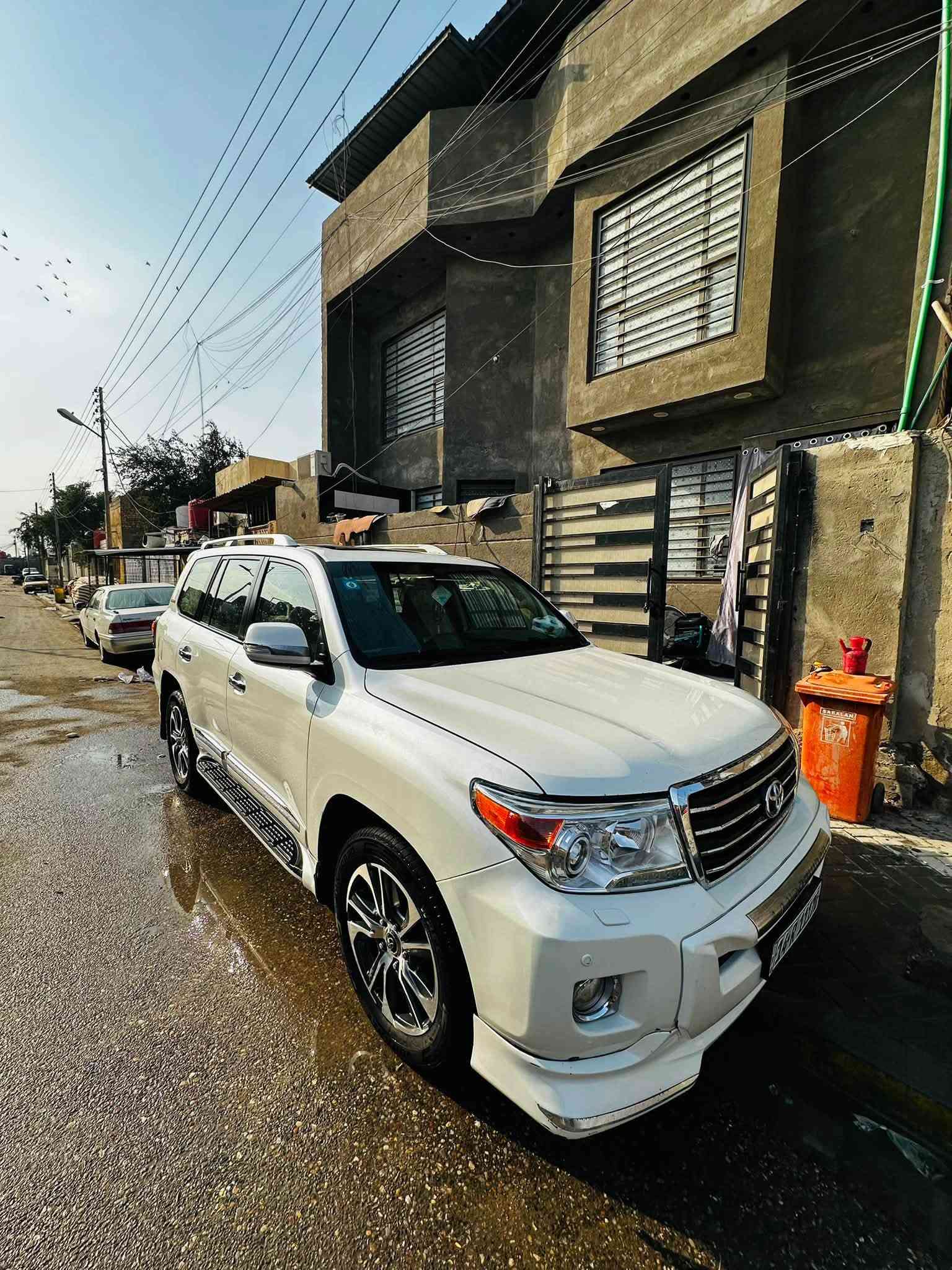 السلام عليكم 
للبيع لاندكروز  موديل ٢٠١٤  
مواصفات السيارة GXR 

رقم بصره مميز انكليزي بسمي 

محرك 6سلندر        V6 
8ايرباك  
السيارة مكفوله ماعده باردات  
السيارة كير محرك دواخل كفاله صدر  كلها شركه 
تخم تاير جديد 
السعر 340 ورقه وبيها مجال 
رقمي *********** واتس
