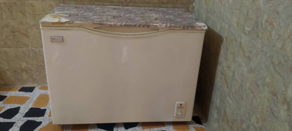 السلام عليكم مجمده للبيع نظيفه سعر 200 وبيها مجال قليل رقم الموبايل ***********
