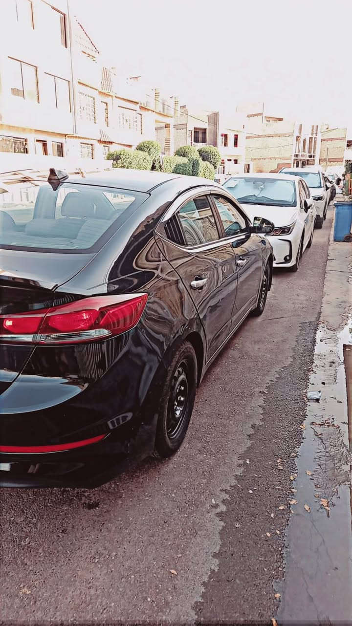 النترا ٢٠١٧
صبغ بنيد فقط بدون دواخل نهائيا 
السعر شدة و بيها مجال 
حادث بنيد فقط و الباقي مكفولة 
كير محرك تبريد صدر كلشي مكفول 
السيارة جديدة اصفاحها كلش حلوة 
و نظيفة محرك ٢٠٠٠ دوش 
كير ايتي المرغوب 
رقم بغداد الجديد بأسمي سنوية و هزة جديدة 
السعر ١٠٠  ورقة 
مكاني الطوبجي 
***********
