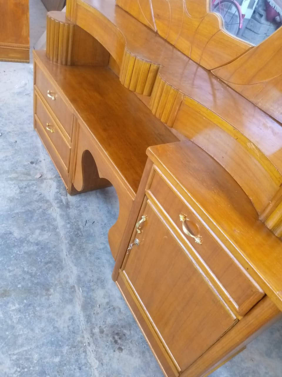 ميز مرايه نضافه شكل انته تقيم سعر مع توصيل ٩٠ عنوان حي عامل منطقه ثانيه رقمي ***********لمعلومات نجار محمد
