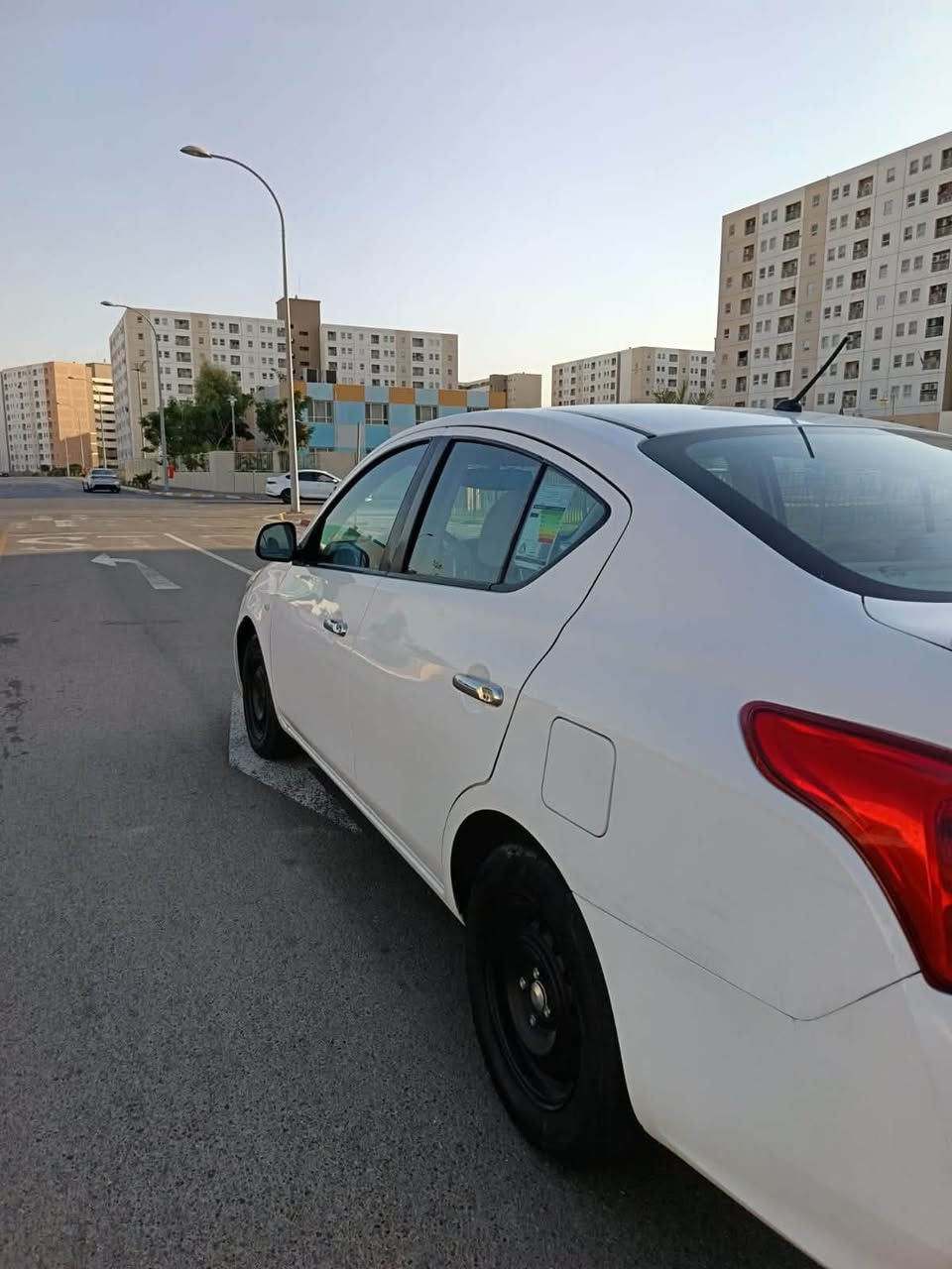 للبيع
نيسان سني هندي(بليته زركة) 
موديل 2020
رقم بغداد انكليزي بأسمي 
ماشية ٩٨ الف
صدر جديد
باتري جديد. 
بيها صبغ بالجاملغ الخلفي وقليل بالجنطة 
وبارد بسيط بالجاملغ الأمامي 
السيارة كل قطعها أصلية (بدون تبديل) 
مكاني بغداد 
سعرها ٩٨ وبيها مجال
سنوية بأسمي رقم بغداد
رقمي
***********

نص مكتوب في الصور:
- الجانب الايسر : بارد +رصعات ومعجون وخدوش
- الجانب الايمن :صصبغ معجون+بارد +رصعات وخدوش
- سونار الدحدوح