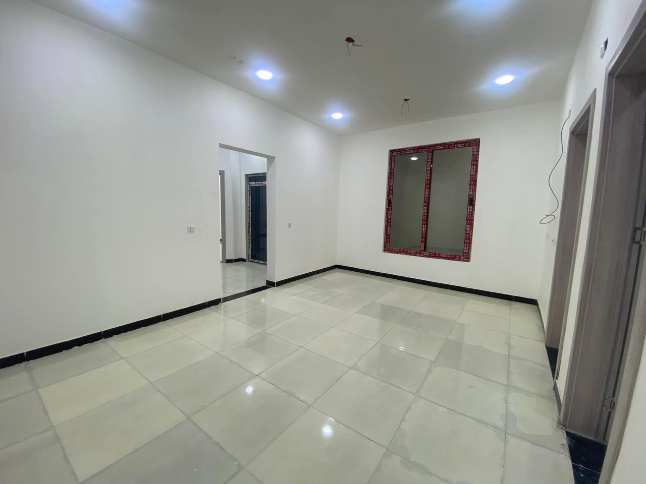 دار للبيع  مساحه 150 متر
بناء درجة أولى ( تسليم مفتاح ) .. 
( سعره مناسب جدًا )
✅اجيب غراضك وتكعد✅

يحتوي على: 
▪️استقبال 
▪️صاله 
▪️ غرف منام العدد 2
▪️مطبخ  
▪️  حمامات داخليه و خارجيه

✔️بيت فول مواصفات

 🔹البيت مصبوغ بالكامل صبغ جوتن🔥
🔹ابواب تركي درجه أولى 
🔹شبابيك ألمنيوم تفصال 
🔹كهرباء شغل درجة اولى 
🔹منظومة غاز 
🔹ماطورات و بوسترات صاعد و نازل 
🔹مقطوره ماء أساله 
🔹مقطورة ماء للشرب 
🔹محجر خارجي ارتفاع 75 سنتمتر 
🔹سخان ماء ( كيزر) مربوط وكامل

🟤 نوع العقار طابو  عراقي صرف باسم عراقي تكعد وي صاحب الارض 

🔺نوع البناء :- بلوك / كونكريت مسلح  
🔺المساحة :- 150 متر 
🔺مدخل الشارع. 10 متر

🔲 السعر :- 130 مليون  

⬛️ العنوان البصره ابو الخصيب منطقه ابو الجوزي قرب معمل ثلج اللامي

***********
