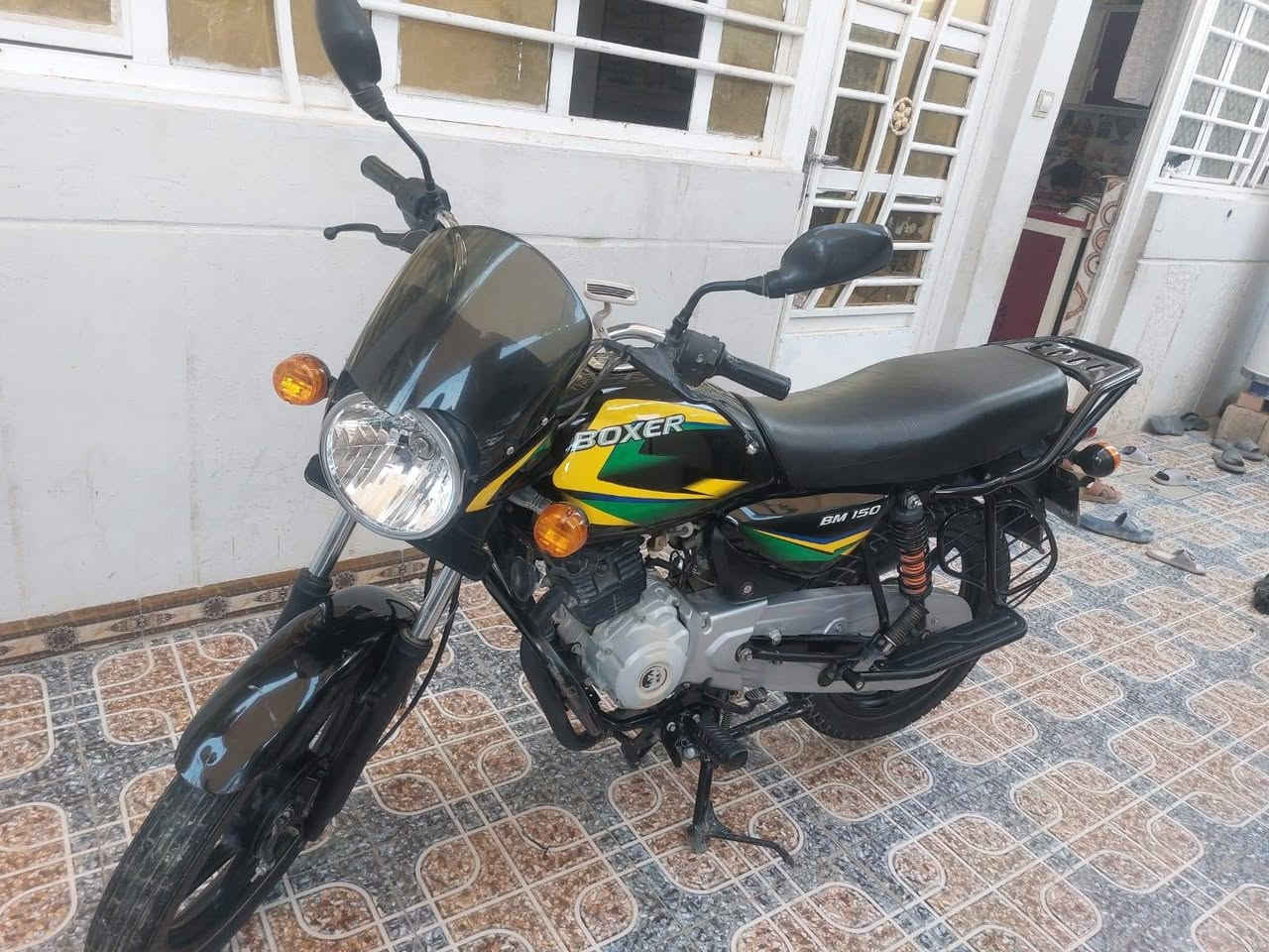 سلام عليكم دراجه بوكسر مويل 22مرقمه دراجه مكفوله من كلشي السعر 2300ملونين وبيها مجال مكان المفرك مكلف بلنشر اتصل ***********
