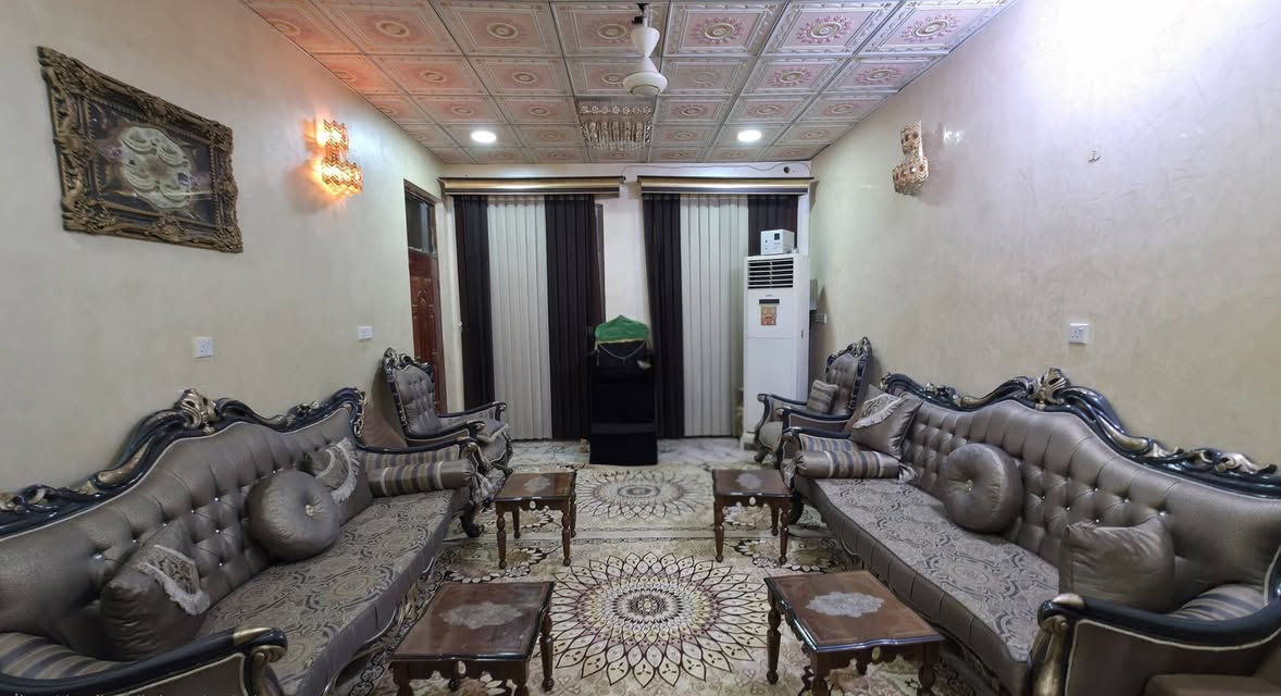 لسلام عليكم بيت للبيع المساحه 200 طابقين كونكريت مسلح والارضية كلها مرمر والواجهه مرمر يحتوي ع 5 غرف 
3سويت و2 عاديه وحمامين وصالتين وسطحين 
العنوان ام الخيل الثالثه خلف مدرسة قطر الندي 
التعامل مع صاحب الدار ع هذا الرقم ***********
السعر 320 وبيه مجال
