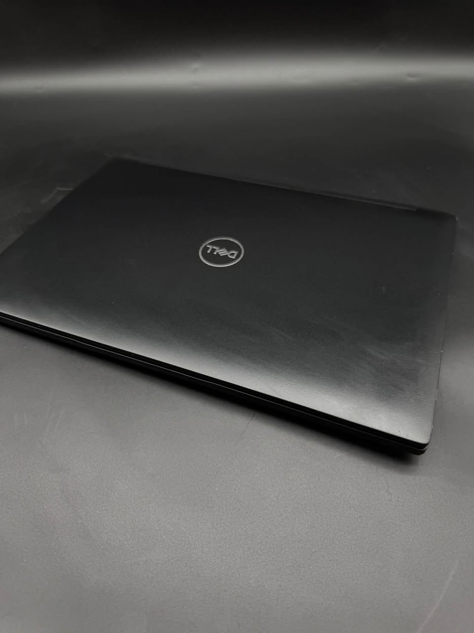 ✨ Dell Latitude 7490 (Touch Screen) - فخامة الأداء وشاشة اللمس! ✨
لأصحاب الذوق الرفيع والعمل المكتبي والدراسي المتنقل، لابتوب Dell Latitude 7490 من الفئة 7000 الفاخرة (استيراد أمريكي حصراً):  
🔹 المواصفات الفنية:
• المعالج: Intel Core i7-8650U (الجيل الثامن)
• الشاشة: لمس بالكامل (Touch Screen) بدقة عالية ودعم متعدد النقاط
• الذاكرة العشوائية (RAM): 16GB DDR4 لسلاسة تامة في التصفح والعمل
• التخزين: 256GB NVMe SSD سرعة فائقة في التشغيل نقل البيانات
• كارت الشاشة: Intel UHD Graphics 620
• التصميم: هيكل ألومنيوم نحيف، خفيف الوزن، ومتين جداً للعمل الشاق والتنقل  
📍 الحالة: نظيف جداً بحالة الممتاز (استيراد خاص).
📞 للحجز والاستفسار التواصل واتساب أو اتصال: ***********

نص مكتوب في الصور:
- System > About Storage 238 GB 43 GB of 238 GB used Installed RAM 16.0 GB Speed: 2133 MT/s WIN-B8MN0QFBA1U Latitude 7490 Device specifications Graphics Card 128 MB Intel(R) UHD Graphics 620 Processor Intel(R) Core(TM) i7-8650U CPU @ 1.90GHz 2.11 GHz Rename this PC Copy Search