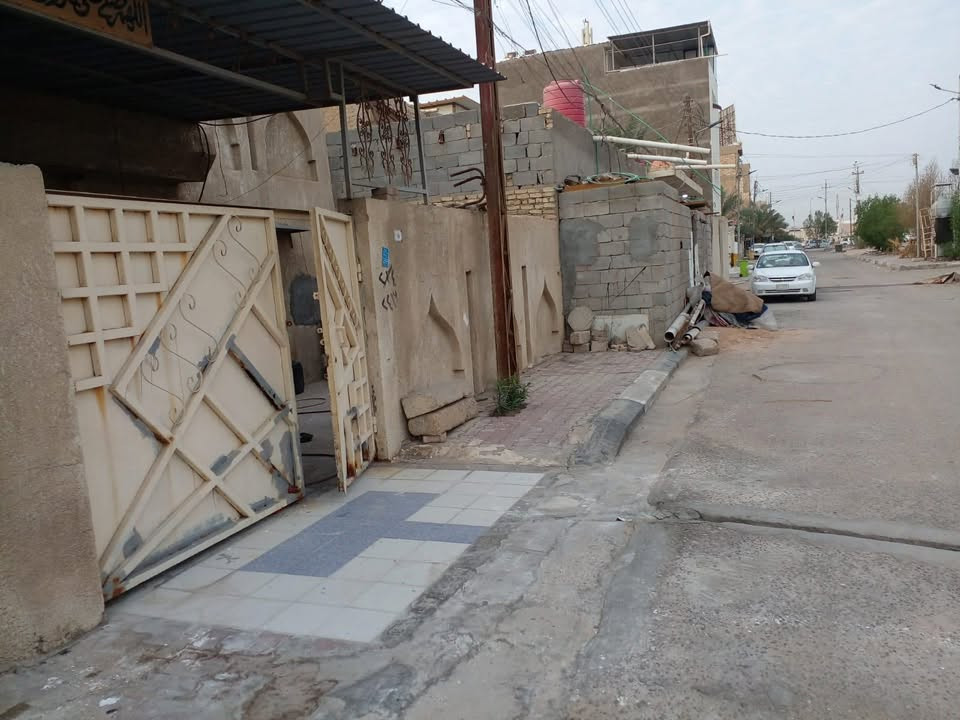 بيت للايجار في الجنينة قرب الشارع التجاري
مساحة البيت 212 متر مربع
-ماطور + تانكي ماء اسالة وتانكي ماء حلو
-كراج يتسع سيارة مع سقيفة حديد حماية للسيارة 
كيبل نت ضوئي واصل للمنزل 
كيبل مولد واصل للمنزل 
-مراوح سقفية
و البيت بالواقع افضل من الصور بهواي 
طابق واحد و بيتونه كبيرة و مخزن عدد 2 
البيت قرب الشارع العام 15 متر مقابل ساحة خدمات
 سعر الايجار مليون 
التواصل على الرقم واتساب و شريحة/ ***********
