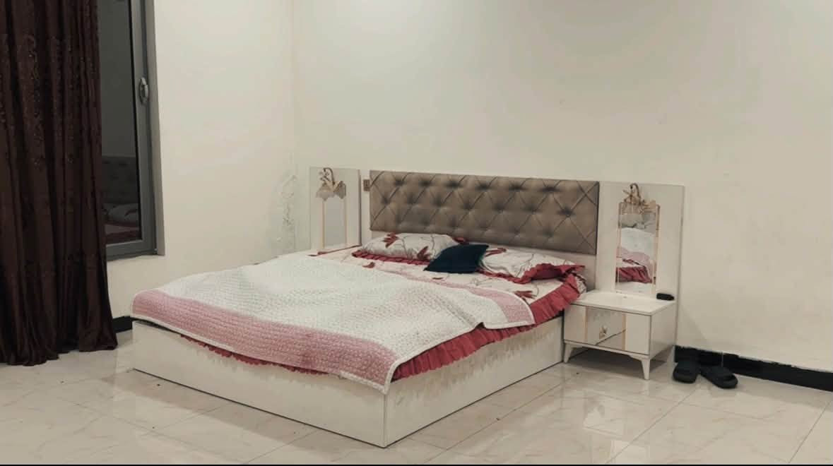 🏡 للبيع بيت مميز مع أرض واسعة – بغداد / الطي – الكاظمية 🌴✨

فرصة مميزة للراغبين بالسكن الهادئ والاستثمار، بيت جميل قائم على أرض مساحتها 500 متر مع حديقة واسعة ومزروعات ونخيل، وموقع مميز ضمن منطقة الطي في الكاظمية.

📐 تفاصيل العقار:
• مساحة الأرض: 500 م²
• مساحة البيت: 100 م²
• الواجهة: 12 متر
• النزال: 41.5 متر
• سند طابو صرف زراعي – سند 25
• سند مستقل باسم شخص واحد فقط
• الأرض تحتوي على مزروعات وحديقة كبيرة
• تحتوي على 9 نخلات 🌴🌴🌴
• مساحة مناسبة للسكن والاستثمار والاستمتاع بالخصوصية والهدوء

🏠 تفاصيل البيت:

🔹 الطابق الأرضي:
• استقبال
• استقبال ضيوف
• مطبخ
• غرفة ولادية
• حمام
• حمام خارجي

🔹 الطابق الأول:
• غرفة نوم ماستر مع حمام
• غرفة نوم أطفال
• غرفة نوم للضيوف
• حمام

🔹 الطابق الثاني:
• سطح واسع

⚡ الخدمات المتوفرة:
☑ ماء
☑ كهرباء وطنية
☑ مولدة
☑ كيبل ضوئي
☑ مجاري
☑ شوارع مبلطة
☑ جميع الخدمات متوفرة

🌿 عقار يجمع بين البيت والحديقة والمساحة الواسعة والنخيل، مناسب للعائلة ولمن يبحث عن الهدوء والمساحة والخصوصية داخل بغداد.

📍 الموقع: بغداد – الطي – الكاظمية

📞 للاستفسار والتواصل:
***********

🔑 للجادين فقط، والاستفسار عن السعر والتفاصيل عبر الاتصال.
