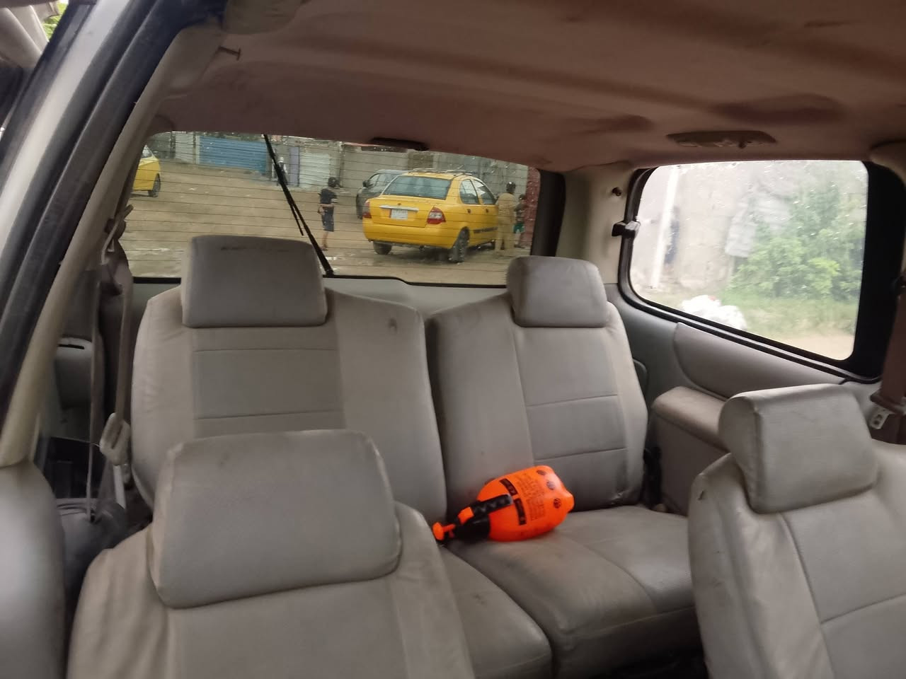 سلام عليكم سياره شوفر ليت فنچر موديل 2000 سياره. حلوه كشرها نضيف تخم تاير كهربائيات شغاله كير نضيف مكينه نضيفه بيها كازكيت بس شغاله تحويل ثاني يوم أبيع سعر 20 ورقه رقم بغداد الماني مكاني بغداد الزعفرانية رقم ***********
