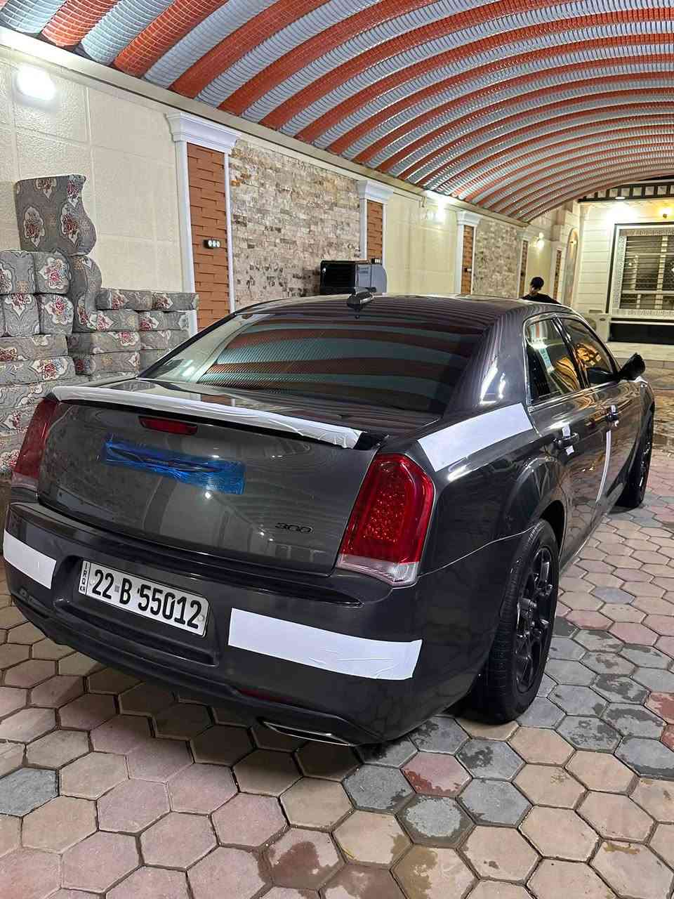 سلام عليكم اوباما 2018كرايسلر S 300. حادث السيارة ثلاث قطع ثنين جاملغ وبنيد (مواصفات )بنراما ثنين كراسي كهرباء تبريد تتفئ بصمة كشنات جلد لون اسود كامرة خلفية ويل حجم 18انج مكينة  V6 تلاثة وستمية رقم أربيل شمالي للستفسار على هذا رقم ***********
