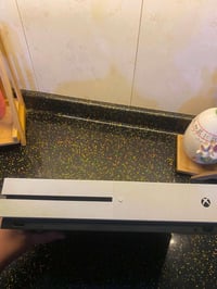 اكس بوكس وان اس جهاز مع جويستك اصلية الجهاز مجرد يرادلة تبديل HDMI لان...