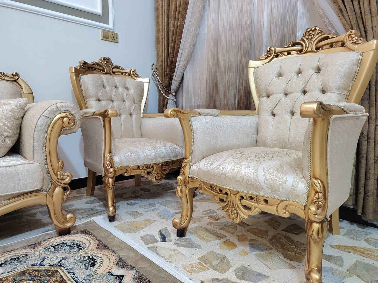 تخم زان ملكي تركي 12 مقاعد 2 قنفات ثلاثيه + 6 كراسي اخو الجديد العنوان بغداد مدينه الصدر للاستفسار خاص او الاتصال بالرقم ***********

