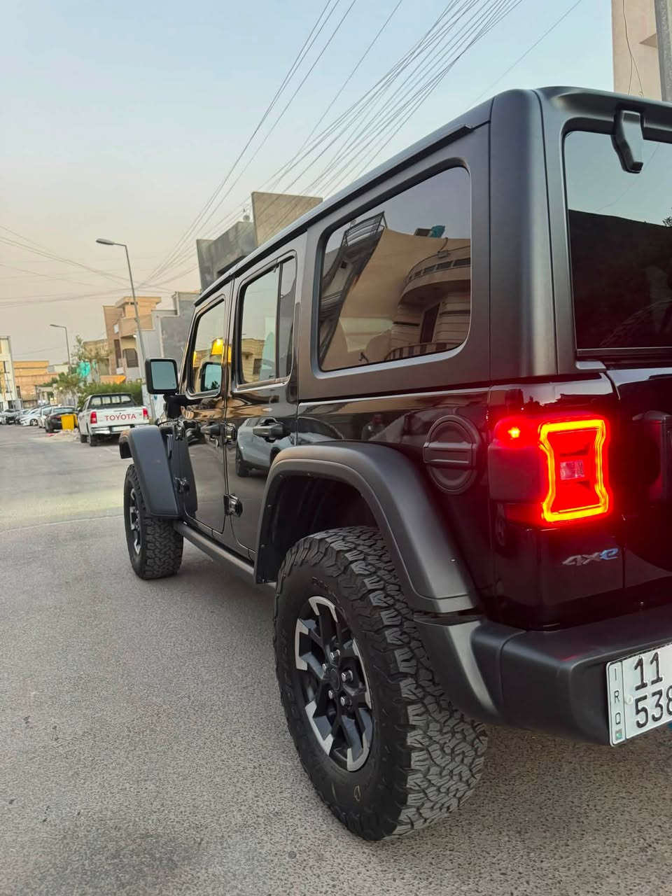 🇺🇸JEEP WRANGLER RUBICON
(Plug-in Hybrid) 

جيب رانكلر 4Xe روبيكون 2024 
فول مواصفات نظيفة جداً جداً مرقم بغداد 

وارد امريكي (Hybrid) 4x4 دفع رباعي 
ثلاث أنظمة (كهرباء + هايبرد +بنزبن)
المحرك: 2.0L 4 تيربو بنزين + محرك كهربائي 
هجين (Plug-in Hybrid) ينتج قوة 375 حصان مذهلة 
الموديل الأحدث والأقوى بالواجهة الجديدة (Facelift) ⚡️ 

المسافه المقطوعه : 19 الف ميل 

(كفالة عامة بدون صبغ و تعديل و بارد)
فقط تعديل عامية امامية 

1.رادارات امامية وخلفية وجانبية 
2.قماره قابل للفتح (كشف)
3.بصمه ودخول ذكي 
4.لوكير 
5.كشافات 
6.شحن خارجي
7.هيتر بالاستيرن 
8.شاشة ديجتال متطورة وأنظمة أمان السائق
9.هيترات بالكشنات
10.تشغيل عن بعد
11.كشنات مخمل مطرز بأزرق فئة روبيكون 
والكثير من المواصفات الأخرى 

 المكان بغداد - اليرموك 

السعر 310$ ورقة بيها مجال

للاستفسار 
   ***********
