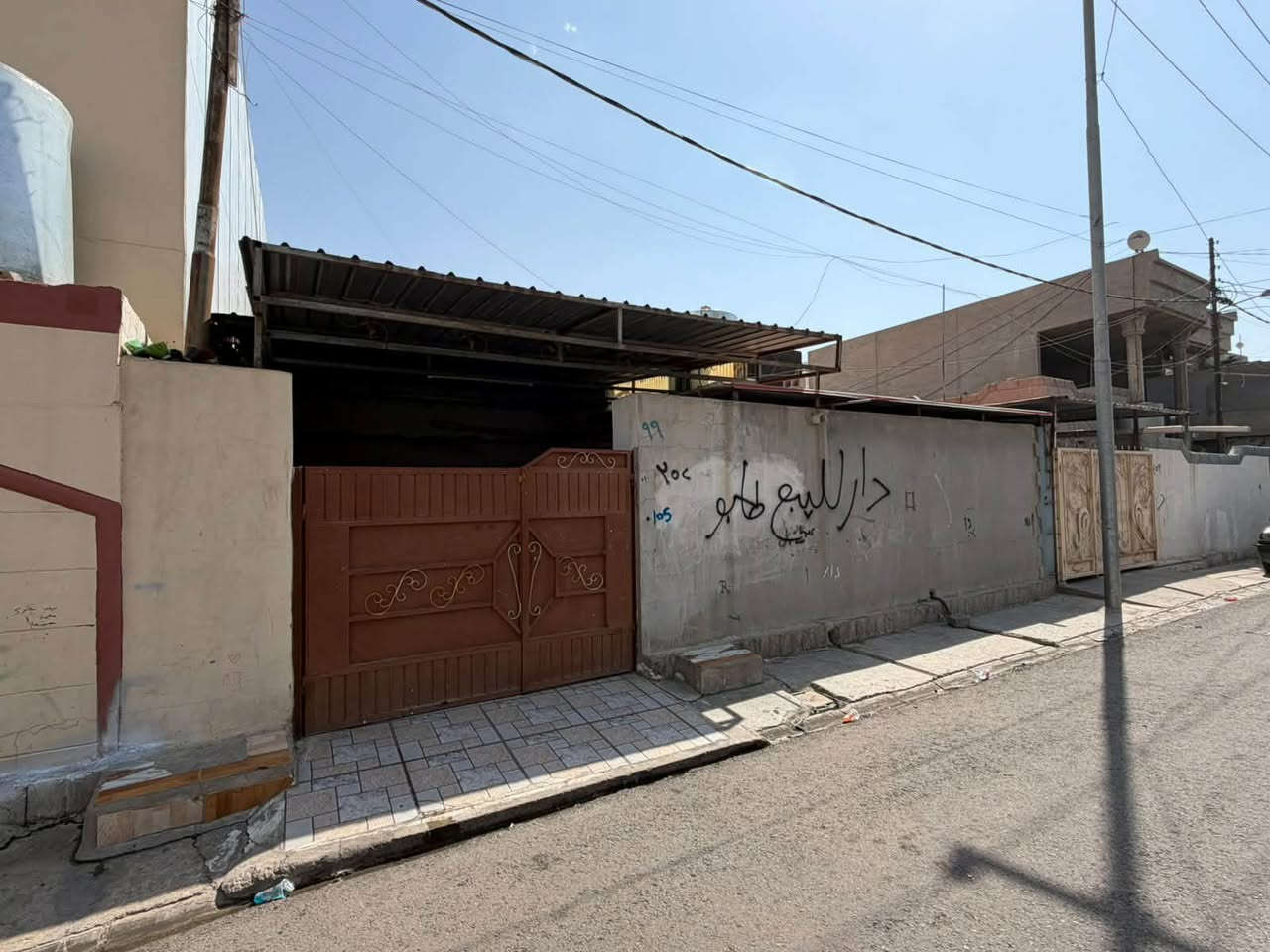 سلام عليكم للبيع طابو صرف المساحه 170متر البيت اباسم شخص واحد بل تصوير موضح كم غرفه او حوش وره +صحيات او مخزن الموقع حي الحجاج قرب عماره الجبوري ***********
