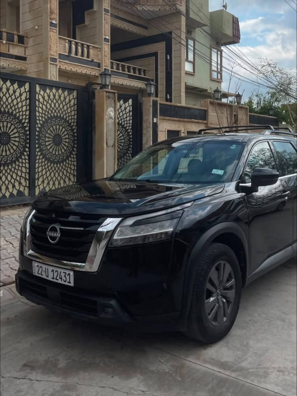 السلام عليكم    نيسان باثفايند2022 sv  🚗
السيارة نظيفة جدًا وتفحص على راحتك، استعمال شخصي، وما تحتاج شي نهائي.
حادث موضح بالصور  

🔧 المواصفات:
 • محرك 6 سلندر V6 سعة 3.5 لتر
 • القوة 280 حصان
 • گير أوتوماتيك 9 سرعات
 • دفع امامي
 • 7 وضعيات قيادة (سبورت، اقتصادي، ثلج، رمل، طين، سحب…)
🛋️ الداخلية:

 • جلد فاخر، المقاعد الأمامية مدفّأة
 • مقاعد 3 صفوف – 7 راكب 
 • شاشة وسطية كبيرة مع ملاحة
 • شاشة عدادات رقمية

 • Apple CarPlay & Android Auto
 • شحن لاسلكي
 • تشغيل بصمة
 • باب خلفي كهربائي
 • ستيرن متعدد التحكم (تدفئة )
 • تكييف قوي ثلاثي المناطق
 • نظام صوتي Bose 
‎ • رادار أمامي + تثبيت سرعة ذكي

 • نظام المحافظة على المسار
 • فرامل تلقائية أمامية وخلفية
 • مراقبة النقطة العمياء
 • تحذير التصادم
 • كاميره خلفية 

 • خزان وقود 70 لتر
 • تشغيل عن بُعد

 • نظام تحكم بالطرق الوعرة

📍 الموقع:كوكوك

📞 ***********

🔥 سيارة عائلية فخمة، قوية، وتتحمل السفر والبر، واللي يعرف الباثفايندر يعرف قيمتها
