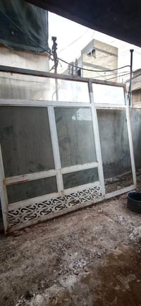 جام خانة محل او مكتب مستعملة نظيف مع زجاج كامل الطول 3متر والعرض 3.20س...