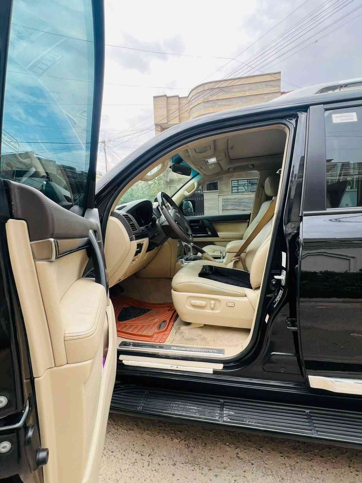 السلام عليكم
سياره للبيع نوع تيوتا لاندكروز موديل 2019 ساز باب اول فول مواصفات 
 رقم حديث السياره بأسمي 
ماشيه 70 الف حقيقي
السياره مكفوله كفاله عامه 
 مغلفه PPF ضمان عشر سنوات 
محرك 4000    6v
مواصفات
بصمه تشغيل 
خمس بصمات ابواب
تشغيل عن بعد 
كشنات جلد 
كشنات ثنين كهرباء 
فتحه سلايت 
دبل ماوس 
عداد ليزري 
مري شفط +قلاب 
8ايرباك
جنطه شفط
حساس امامي 
حساس خلفي 
جنطه كهرباء
شاشات خلفيه 
كامره 
زراكات 
وباقي مواصفات الساز المعروفه
السياره جديده 
السعر 495$ وبيها مجال
 بغداد رقم الهاتف *********** يوجد واتساب
