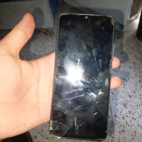 Realme c11نوع التلفون  ذاكره32 التلفون شغال بس بي شخوط بل ضهر التلفون ...