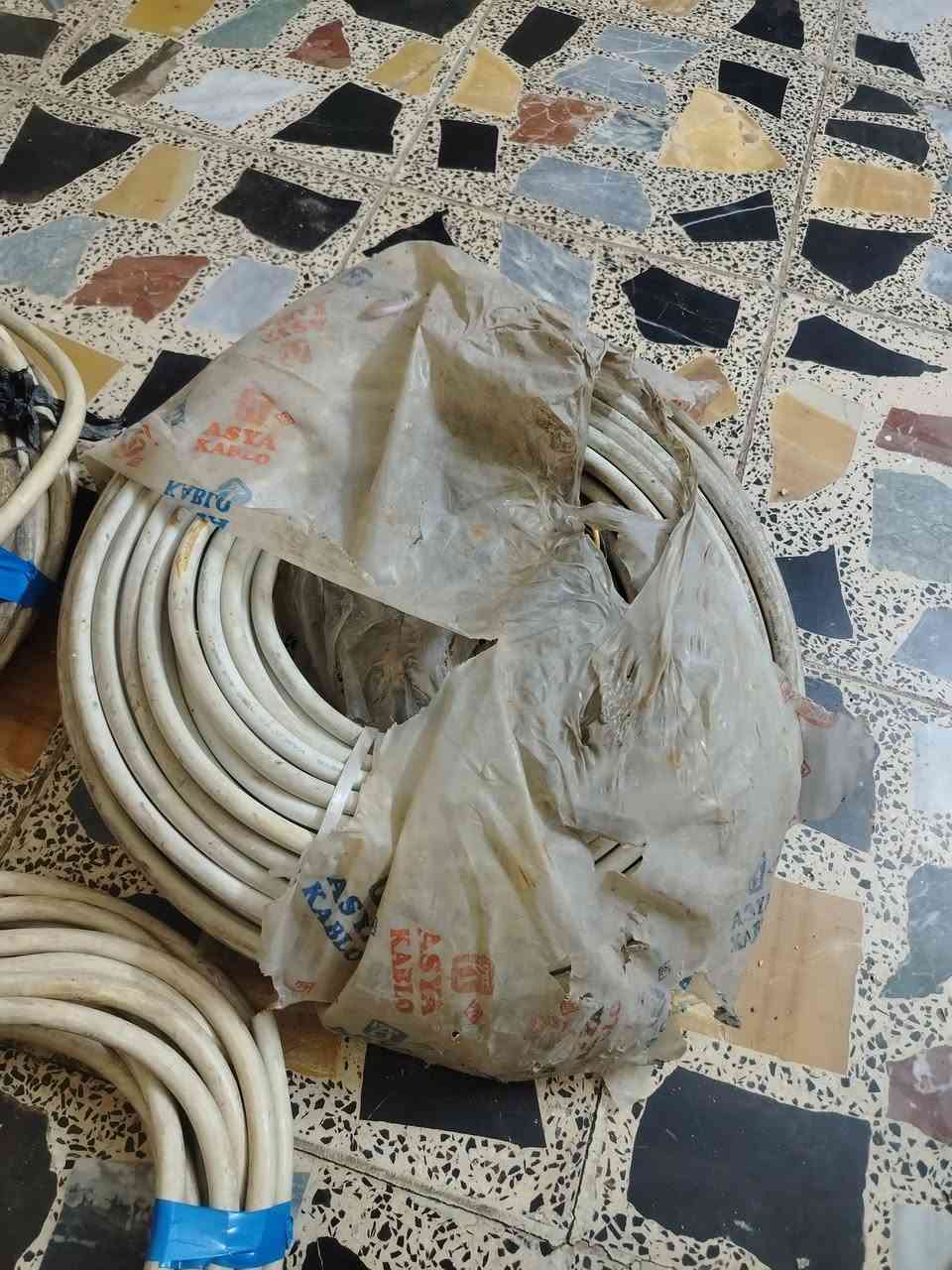 السلام عليكم. ضفيره تركيه 5 خطوط 14 متر سعر لمتر 10
كيبل 4×4 جديد لفه كامله سعر لمتر 5
كيبل 4×4 مستعمل 23 متر   سعر لمتر 4
كيبل 4×4 مستعمل 12 متر سعر لمتر 4 
ما متواجد بل فيس 
بكاني محموديه 
***********
