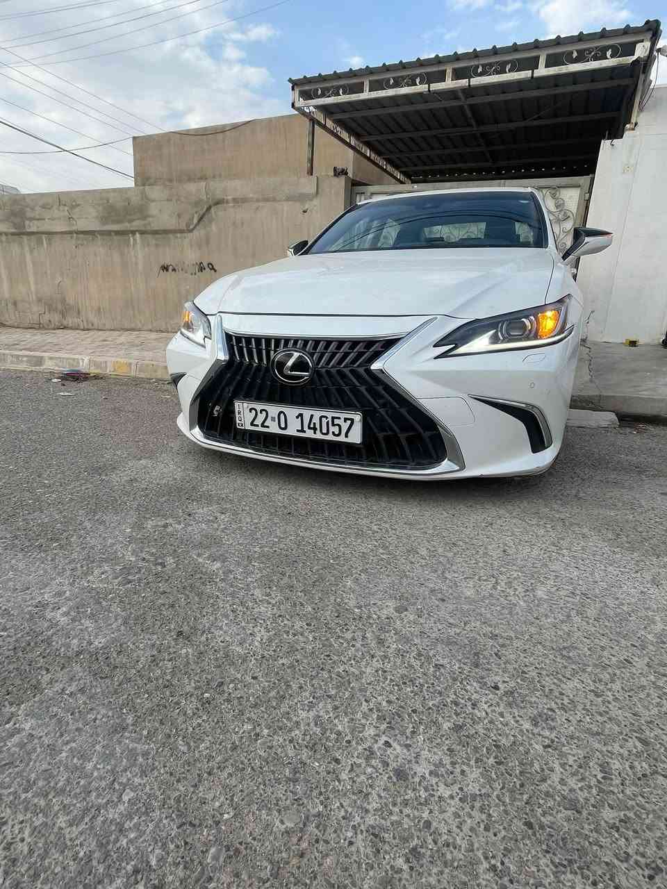 مواصفات سيارة لكزس ES250 موديل 2023 الأمريكي، هاي أهم المواصفات:
* 🚗 الموديل: Lexus ES 250 AWD 2023
* 🔧 المحرك: 2.5 لتر، 4 سلندر
* ⚙️ القير: أوتوماتيك 8 سرعات
* 🛞 الدفع: رباعي AWD
* 💪 القوة: 203 حصان
* 🔩 العزم: 249 نيوتن.م
* ⛽ الوقود: بنزين
* 👥 المقاعد: 5
* 🧳 الشنطة: حوالي 396 لتر
* 📏 الطول: حوالي 4.98 متر
* 🛞 الجنوط: تختلف حسب الفئة
* 📺 الشاشة والكاميرات والرادار: تختلف حسب الفئة (Base / F SPORT / Luxury / Ultra Luxury)

 المواصفات كاملة بالتفصيل، مثل الشاشة، الكاميرات، الرادار، فتحة السقف، المقاعد، والداخلية أكتب لك إياها كلها.

حادثه مبدل ثلاثه قطع بيلادي
بيها كوبون بانزين
سياره جاهزه رقم أربيل بسمي
سعر 235$
***********
