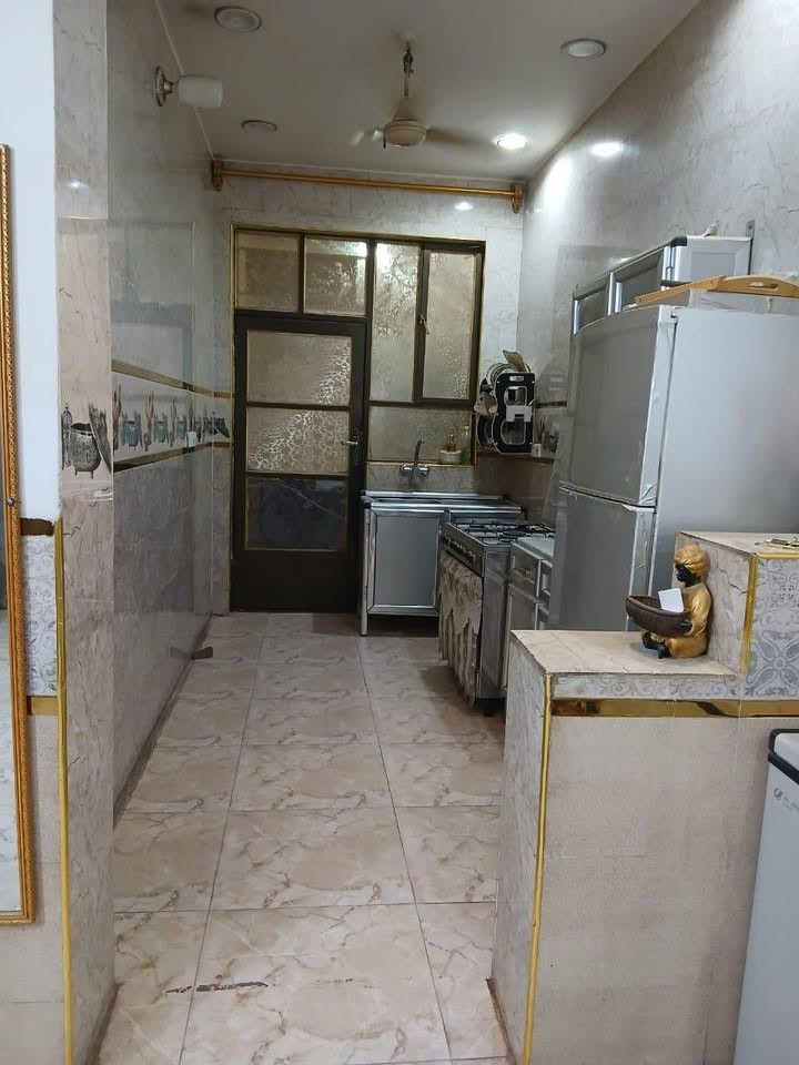 السلام عليكم بيت للبيع المساحه 145متر الواجهه6الاربع النزال 25طابق واحد يحتوي على استقبال ومطبخ وصاله وغرفة نوم وصحيات البيت كامل من كلشي ميحتاج اي شي السعر 110للاستفسار اتصل على الرقم الموجود *********** غير متواجد على الفيس
