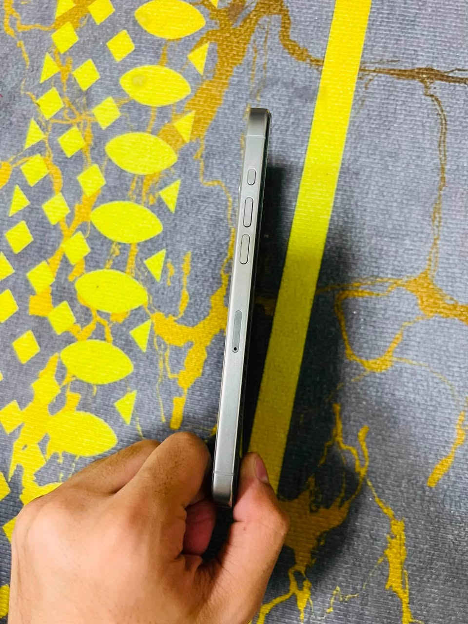 للي يدور جديد ومكفول للأخير..
. (iPhone 15 Pro Max) ايفون 15 برو ماكس

الذاكرة: 256 جيجابايت.

النسخة: عربي شرق أوسط رسمي.

اللون: فضي تيتانيوم مميز وفخم.

النظافة: 100% زلغ واحد مابي أخو الجديد تماماً 

الجهاز نورمل وممفتوح نهائياً وكلشي ممبدل بيه.

البطارية:100‎ ‎% ما معلايه 

دورات الشحن :616

السعر: 1,125,000 دينار عراقي 

المكان: [ بغداد الشعلة ]

 للتواصل: [ *********** ]
