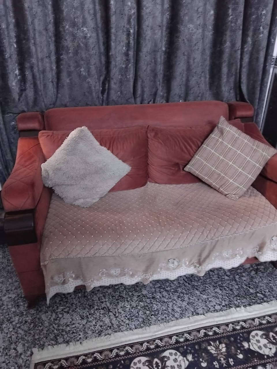 قنفه و ٢ كراسي للبيع اي ستفسار تواصل *********** سعر ميه و  بي مجال
