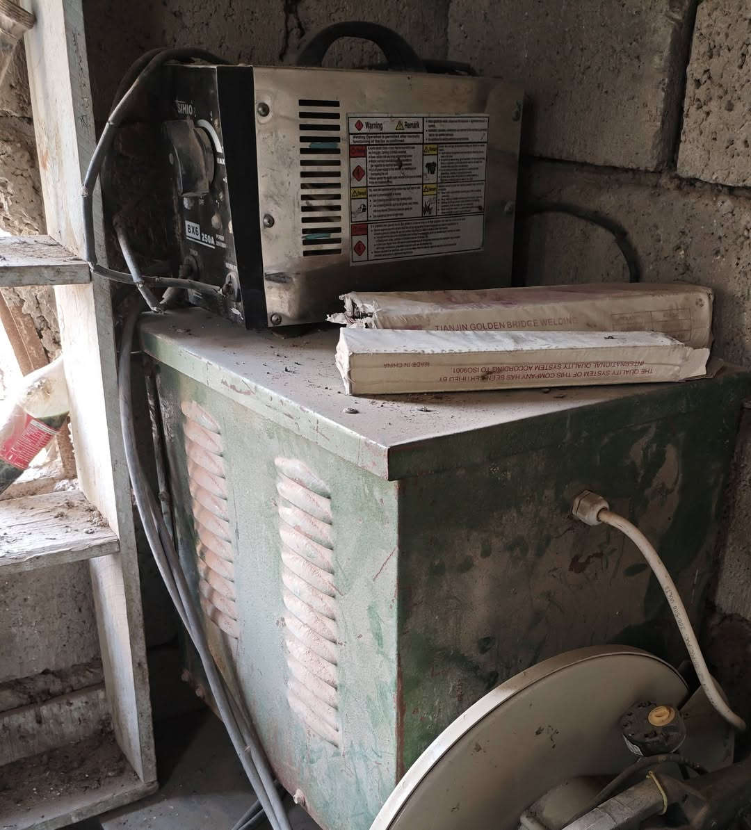 يوجد غراض لحيم : مكينه ملف نحاس عراقيه + بطل كاربون + بطل اوكسجين + باب محل/ الموقع ناحية الزاب للأستفسار اتصل على الرقم ***********
