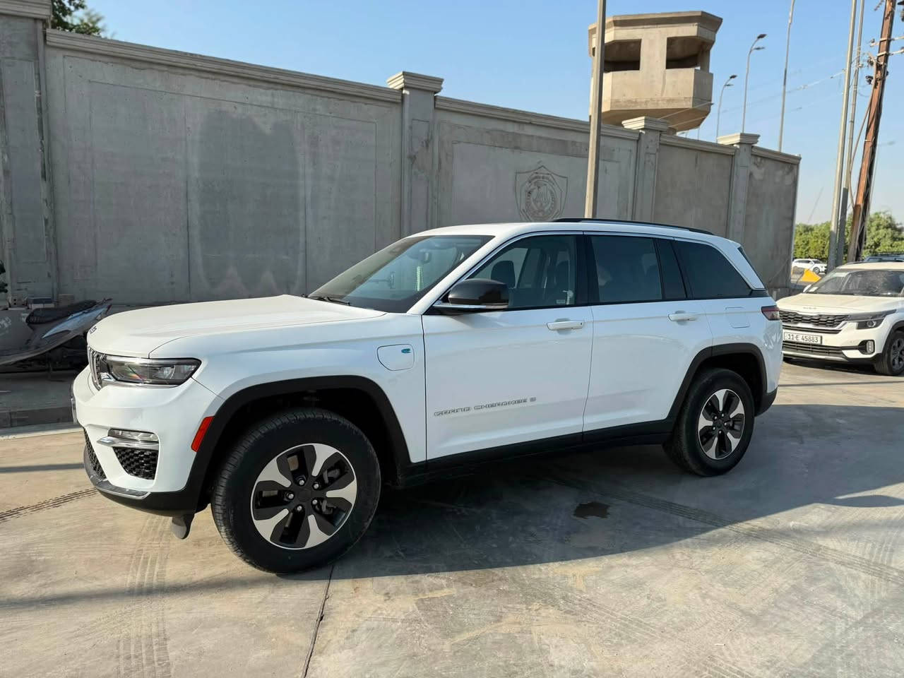 السلام عليكم 
jeep موديل 2023 هايبرد 
سيارة جديدة ماشية 41 الف مايل
حادثها هوسه بس ماكو دواخل او شواصي 
فقط جاملغات وبنيد اي قطعة متضررة تم تبديلها بقطعة تفصيخ اصلي مشتغلها شغل شركة وكالة 
سيارة سوبر ودهن امزويل مهتم بيها 
سيارة رقم بغداد تحويل ثاني يوم 
مابيها اي نقوصات كاملة سيارة 
مكاني بغداد
‭
***********‬
سعر سيارة 280 ورقة قابل للتفاوض

