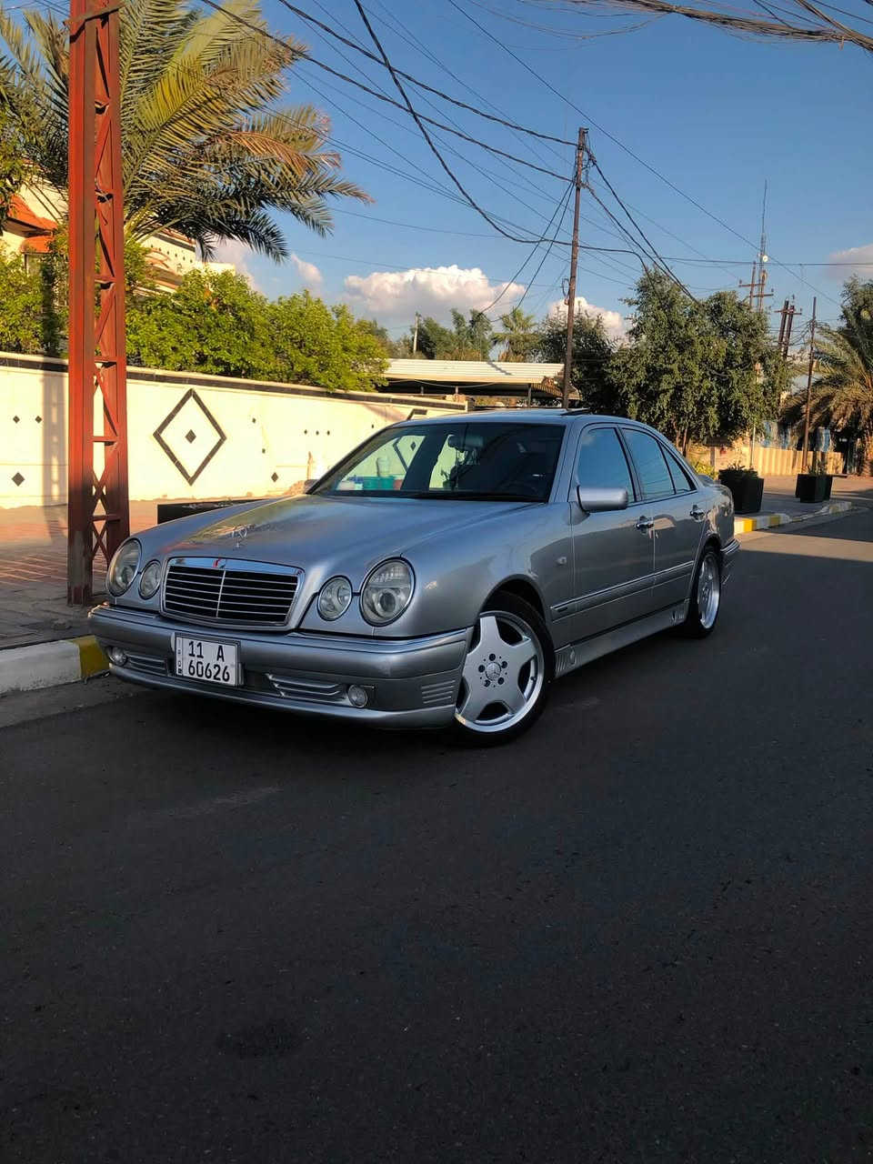 السلام عليكم
السيارة للبيع او مراوس حسب القناعة مارسيدس ام عيون موديل ١٩٩٧ E420 V8 لڤكيندر السيارة وارد يابان عليها كت كامل AMG عليها وياله تو سايز هم AMG اصلي السيارة جديدة كلش ماشية 99 الف وقابل للزيادة بيها بارد بلباب الخلفي العكس السايق والسيارة فول مواصفات بردة خلفية وفتحة و مري كهرباء و الكشنات تحكم كهرباء و تدفئة وخزن ميموري عليها منضومة تبريد جديدة وصدر امامي خلفي كله جديد وتخم تاير جواها جديد السيارة مال جناي سعرها 150 وبيها مجال بسيط 
رقم التلفون ***********

