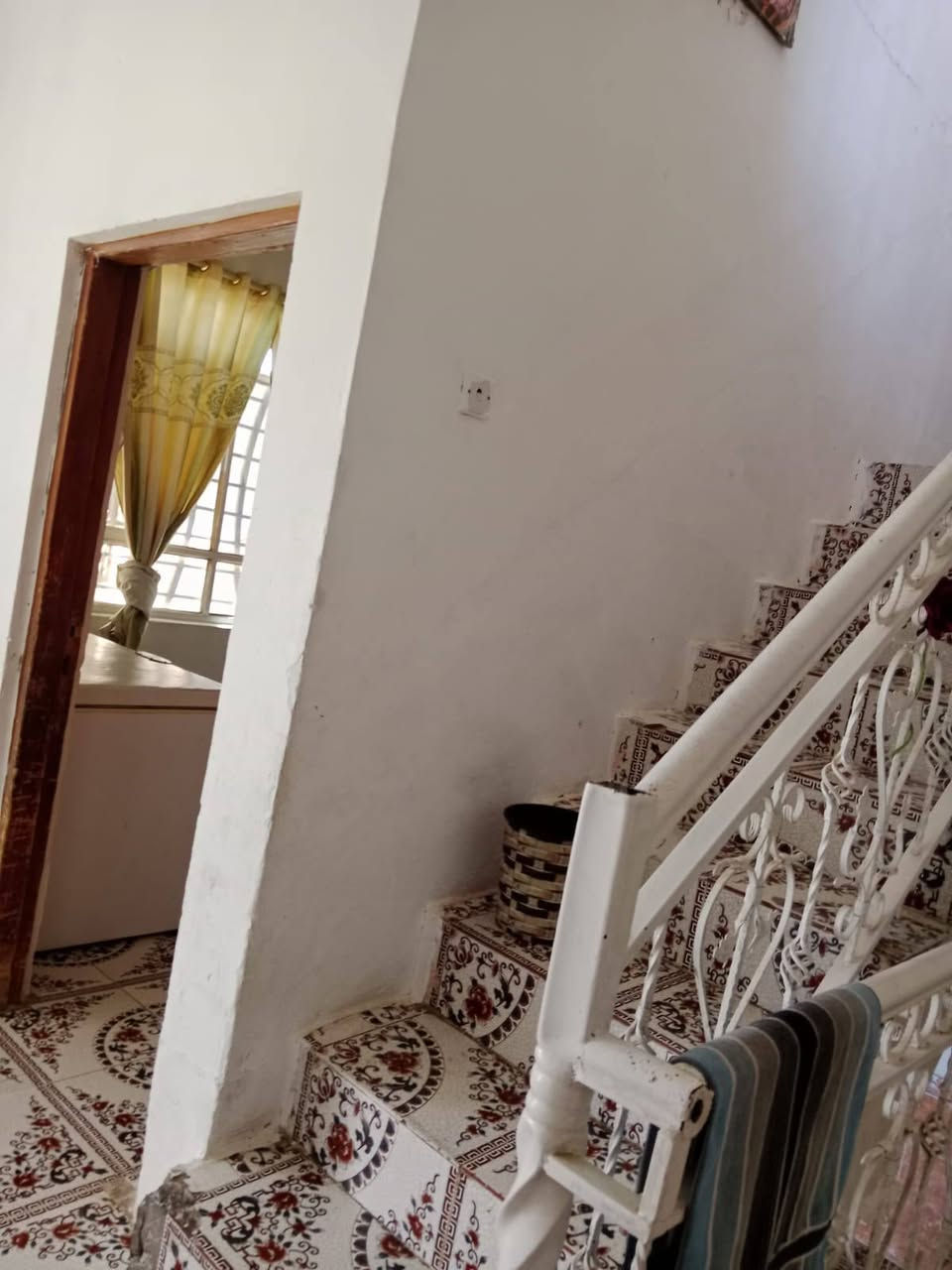 سلام عليكم بيت البيع سند ٢٥ العنوان كربلاء البوبيات مقابل حي زهراء حي سومر الثاني  البيت ١٢٠ متر طابقين صب مسلح الطابق الاول يحتوي على ستقبال وصاله ومطبخ وغرفتين نوم  حمام عدد ٢  طابق الثاني يحتوي على اربع صاله حمام بلكونه البيت نضيف سعر ١٣٠ بيه مجال الشراي اي ستفسار اتصل *********** غير متواجد على فيس اتصال فقط اجاوبك
