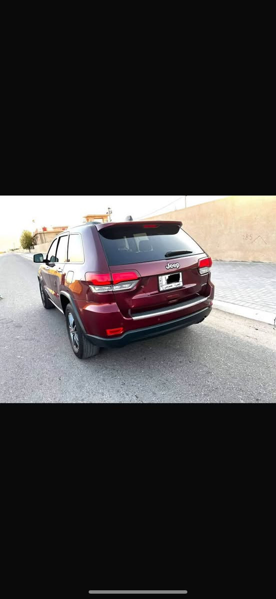 جيب كراند شيروكي ليمتد-2020
🔥 فول مواصفات — نظيفة وجاهزة للفحص

🚙 المحرك: 3.6 V6
⚙️ القير: أوتوماتيك
🛞 الدفع: خلفي
🌌 بانوراما + فتحة سقف
🪑 داخلية جلد عسلي
🖤 صاج أسود
📊 ماشية: 113 ألف كم
✨ إدامة كاملة

⭐ المواصفات والتجهيزات:

• تشغيل بصمة
• دخول ذكي وتشغيل عن بعد
• تحكم بالستيرن
• مثبت سرعة
• تحكم كهربائي بالمقاعد
• مقاعد جلد
• تبريد/تدفئة المقاعد
• شاشة كبيرة
• كاميرا خلفية
• حساسات ركن السياره وتوقف خلفي قبل حدوث الحادث
• تحكم بالمكيف
• مكيف أوتوماتيك
• ستيرن صعود ونزول كهربائي
• بلوتوث وUSB وكار بلي
• أنظمة أمان وثبات
• ABS
• Airbags
• تحكم إلكتروني بالثبات
• ويل نيكل 
• إضاءة أوتوماتيك
• حساسات مطر/إضاءة حسب التجهيز

🔧 تفاصيل الضرر بكل وضوح:

• الجاملغ الأيمن: مبدل ومصبوغ، بدون ضرر داخل وبدون شاصي وبدون ضرر داخلي بالجاملغ.
• البنيد: متصلح بارد، ضربته خفيفة، بدون دواخل وبدون شاصي.

🛡️ الكفالة:
كير + مكينة + شاصي + دواخل + تبريد.

📄 الرقم: بصرة — مشروع وطني، بأسمي.
🔄 التحويل: ثاني يوم.

📍 مكان السيارة: الناصرية — الشموخ

💰 السعر: 210$

📞 للتواصل: ***********
