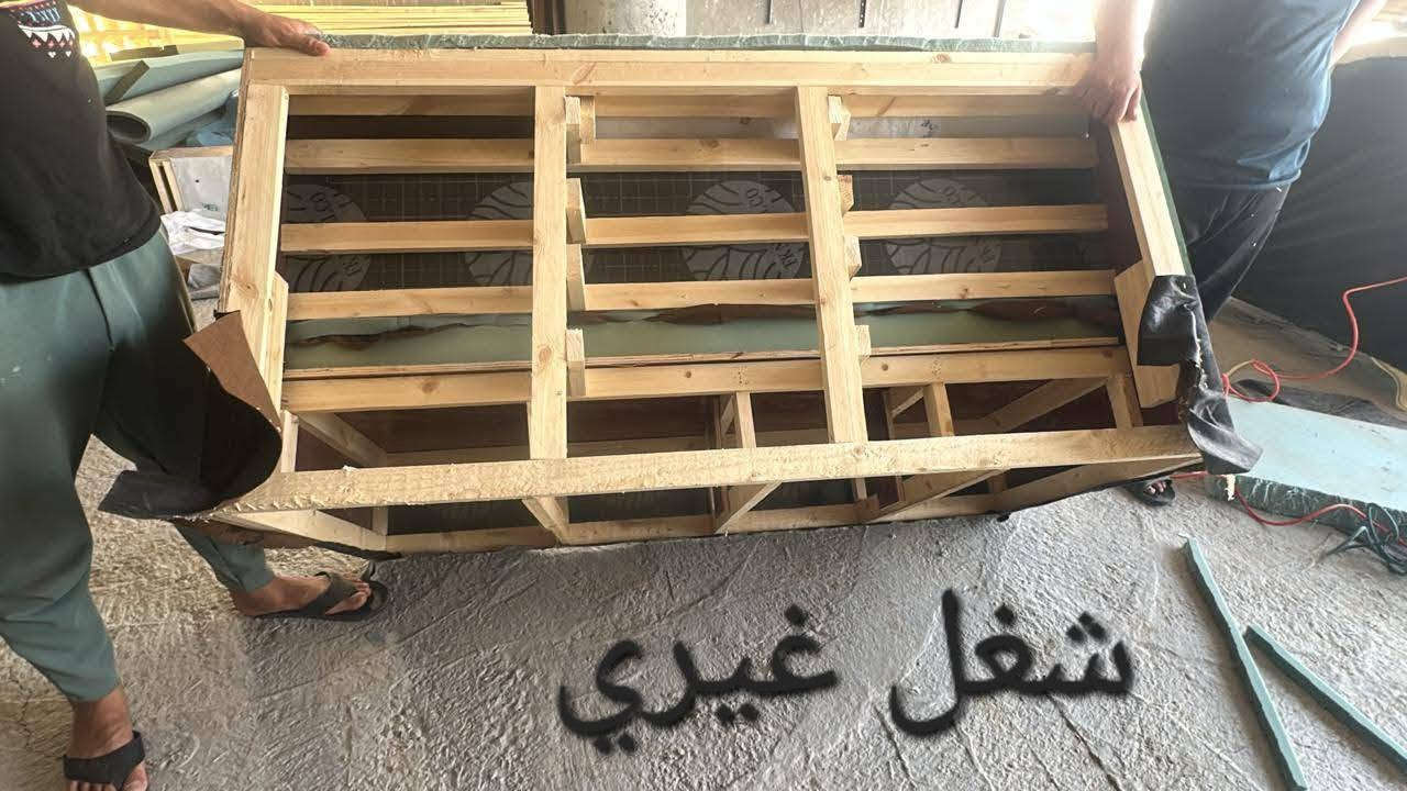 السلام عليكم 
ما اشتغل تلزيك الك ولاحفادك 

قارن بين شغلي وبين شغل غيري
وانت احكم 
بالنسبه لشغلي طبقه بورد روسي ١٤ ملم مو بلاويد 
والسير على عرضه بدون تشريح ٤ انج 
طبقه باكملها تتفصل لقطعه واحده من الديوان مو بس مقعد وظهر بعده ما منجز من يكمل 
اعطيكم النتيجه النهائيه 
واتمنى ان ينال رضاكم 

ديوان قيد الانجاز ٢٥ متر

نص مكتوب في الصور:
- شغل غيري