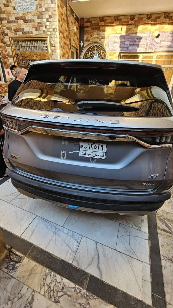 مكلف بالنشر
اتصال ***********
السلام عليكم سيارة حرة زيرو للبيع بايك x7 فول مواصفات موديل 2025 

🔹 المحرك:
• 4 سلندر 1.5L تيربو
• القوة: حتى 185 حصان
• العزم: حتى 305 نيوتن.م
• ناقل حركة أوتوماتيك
• دفع أمامي

🔹 التجهيزات والراحة:
• شاشة وسطية كبيرة + شاشة عدادات رقمية
• مقاعد جلد فاخرة
• تشغيل بصمة
• تبريد أوتوماتيك لمس
كشنات تدفئة تبريد
• فتحة سقف بانورامية 
• إضاءة LED كاملة

🔹 الأمان:
• ABS + ESP
• مانع انزلاق
• مساعد صعود المرتفعات
• Auto Hold + فرامل يد إلكترونية
• وسائد هوائية
• حساسات و 9 كاميرات  محيطية عمارة, ميسان
