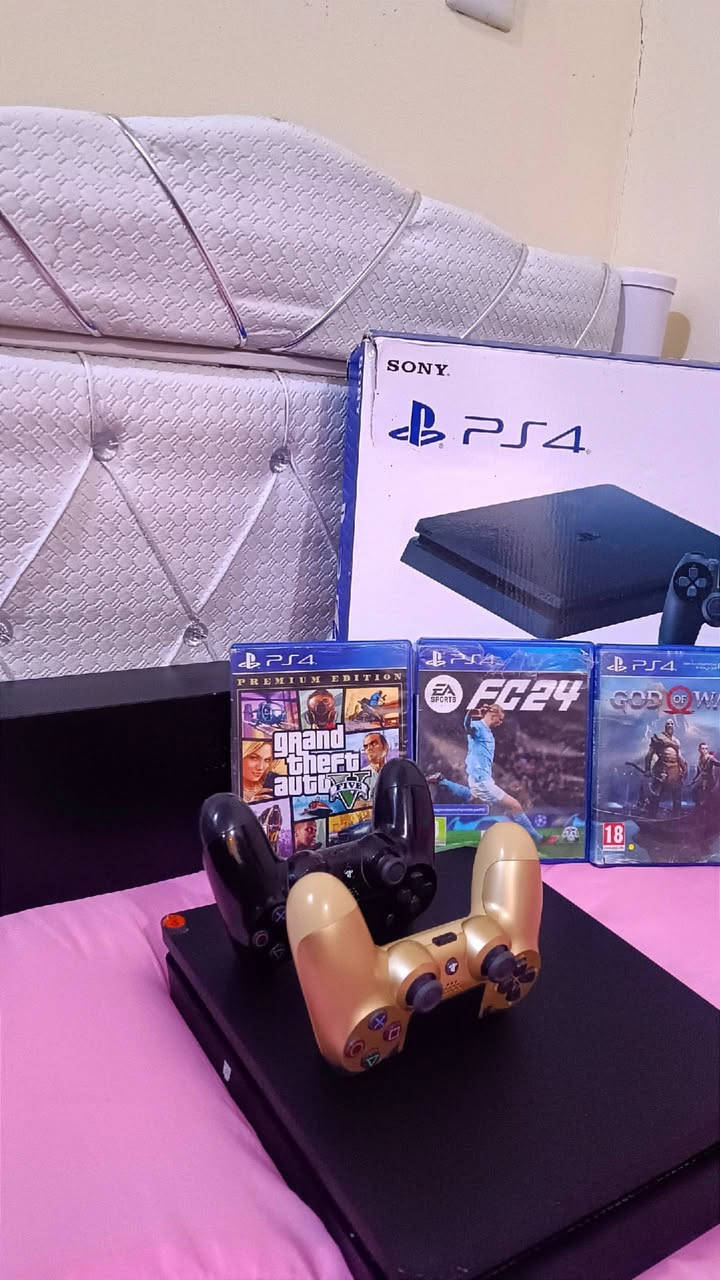 يأتي جهاز بلايستيشن 4 سليم (PS4 Slim) بتصميم أصغر وأكثر هدوءاً وأقل استهلاكاً للطاقة مقارنة بالإصدار الأصلي (Fat)، مع دعم دقة عرض تصل إلى 1080p.المواصفات التقنية الأساسيةالمعالج الرئيسي: وحدة معالجة مركزية AMD "Jaguar" ثمانية النواة (x86-64).معالج الرسوميات (GPU): بقوة 1.84 تيرافلوب، من محرك رسوميات مستند إلى AMD Radeon.ذاكرة الوصول العشوائي (RAM): 8 جيجابايت من نوع GDDR5.سعة التخزين: يتوفر بنسختين 500 جيجابايت أو 1 تيرابايت (من نوع HDD).الأبعاد: 265 × 39 × 288 مم تقريباً.الوزن: 2.1 كغ تقريباً.المنافذ والاتصال:منفذان USB 3.1 Gen1.منفذ AUX.شبكة إيثرنت (سلكية).شبكة لاسلكية واي فاي (يدعم 2.4 جيجاهيرتز و5 جيجاهيرتز).بلوتوث الإصدار 4.0.مشغل الأقراص: قراءة فقط (Blu-ray x6 CAV, DVD x8 CAV).السعر 350 الف واتساب ***********
