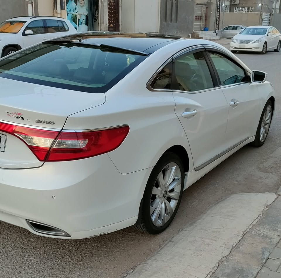 السلام عليكم ..
ازيرا خليجي موديل 2013 رقم بغداد بأسمي أستلام شركة ..
محرك حجم 3000
 هزه جديده+ تحويل جديد+ سنوية مجدد 2029
تخم تاير جديد ..
بصمة تشغيل بصمة ابواب ترحيب..
كشنات جلد لون جوزي و اسود ..
بردات عدد 3 ..
مري شفط ..
تبديل قطعه واحده جاملغ من جهه السائق الامامي نفس اللون بدون صبغ  ..
السعر 128 وبيها مجال.
مكان السيارة النجف الاشرف ..

‭***********‬
