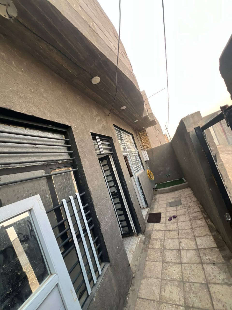 للبيـــع بيت مساحة 100 متر 
📍 الموقع: يم فلكة النسيج - مقابل حي الغدير
🏡 المواصفات:
- غرفة نوم
- صالة مفتوحة على المطبخ "
- براني خارجي 
وصحيات داخلية وخارجية 
- زراعي سند 25
- بناء جاهز للسكن

السعر: 45 بي مجال 
للاستفسار: [***********]
