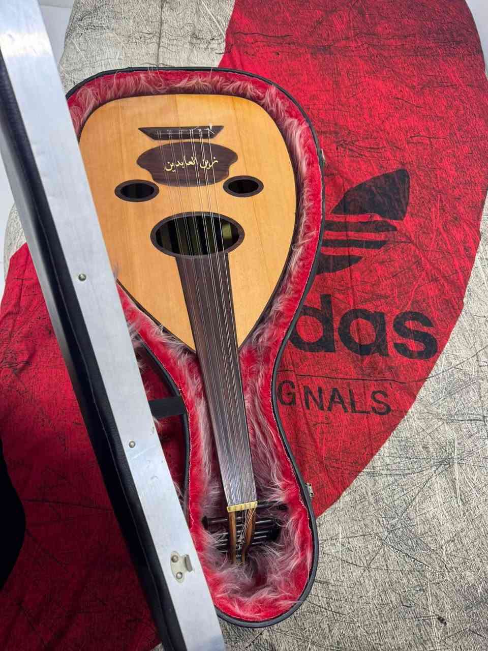 السلام عليكم عود عراقي صناعه الاسطى سنان سمير 2026
الوجه سيدار 

مفاتيح ابنوس
اوتار الماني سعر الطقم 75 الف 

الضهر تشكيله افخم انواع الخشب واضحه بالصور صوت شرقي طربي موجود بالفيديو السعر مليون و250 مكاني واسط الكوت ***********
