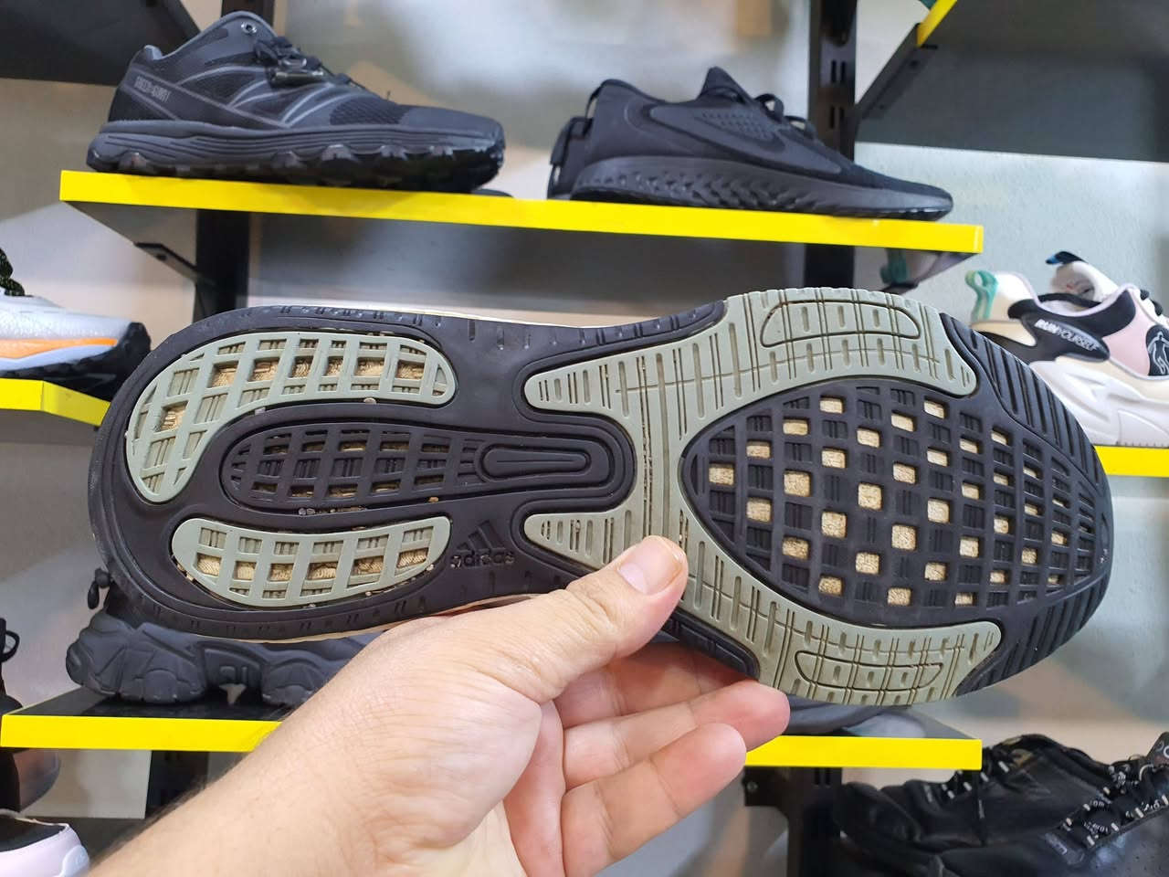 ترنشوز من ماركة Adidas  أصلي 
السعر ٢٥ الف
قياس ٤٢ 
طول القدم ٢٦.٥ 
التواصل عالخاص أو على الرقم ***********
يوجد توصيل

