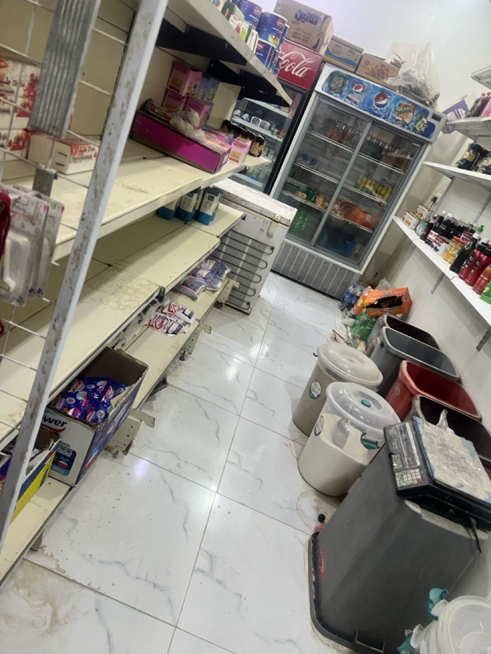 محل للبيع المكان نجف  المحل ركن في نص السوق وارده 350  وقابل للزياده انهمل بسبب دوام  المجمدات مو من ضمن المحل الايجار مالته ٣٠٠ السعر اربع ملايين وبي مجال  لل استفسار اتصل على الرقم *********** الرقم بي واتساب