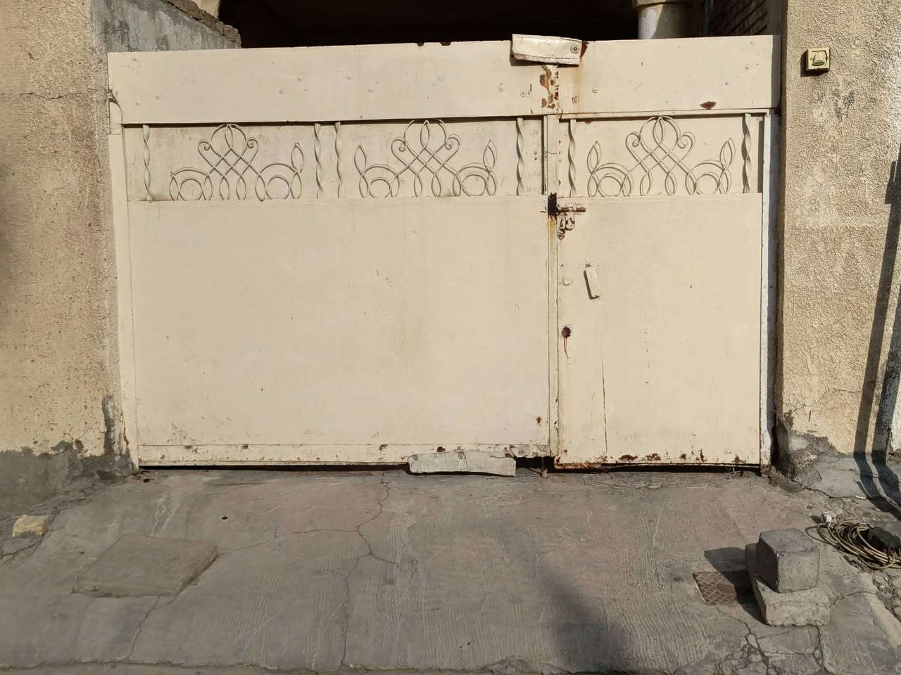 السلام عليكم باب حديد قوي بليت متين قياس 2متر و90 سنتيمتر بالكوت وهذا رقمي ***********
