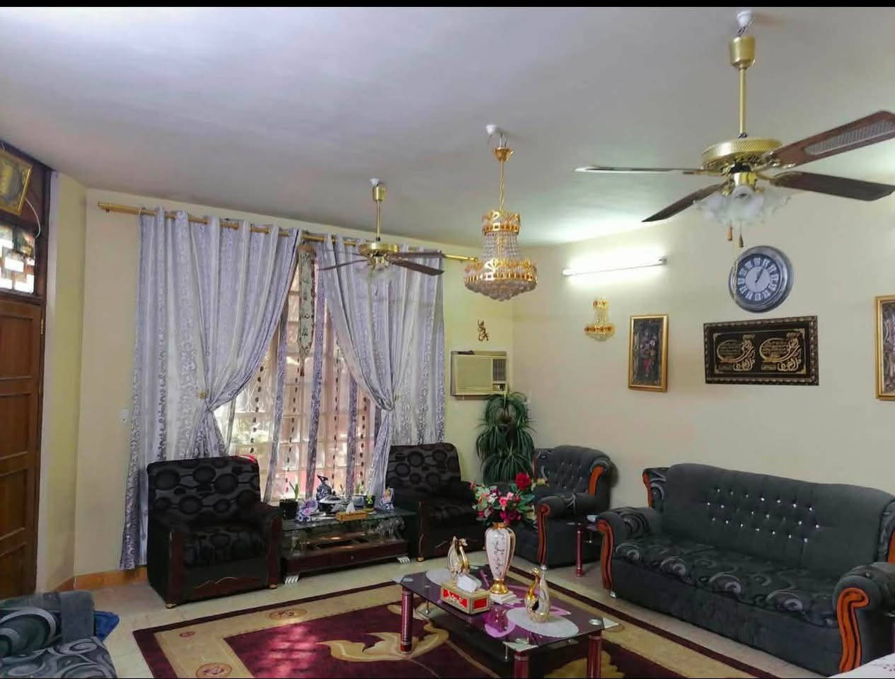 🏡 دار للبيع – بغداد / الحرية الثانية:
📍 الموقع: الحرية الثانية – محلة 426
(شارع أبو فراس – أبو الفلافل)

📐 المساحة: 150 متر
🏗️ البناء: مسلح نظيف (سنة 2008)
📏 الواجهة: 10 متر – النزال 15

✨ تفاصيل الدار:
• 4 غرف نوم
• صالة كبيرة
• مطبخ
• طرمة كبيرة
• 3 صحيات
• منور
• مخزن
• سطح كامل بمساحة البيت

📞 للاستفسار:***********

🔑 دار مرتب وجاهز للسكن، موقع ممتاز وخدمي
