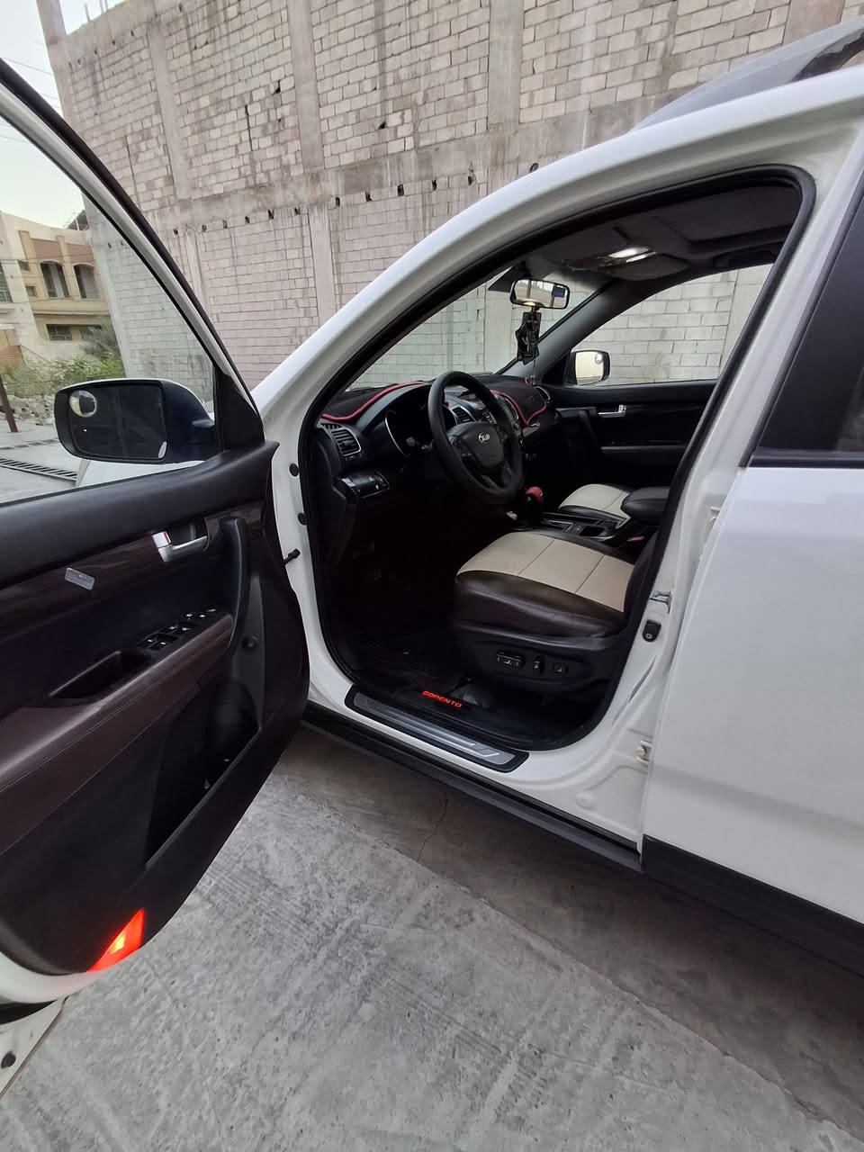 كيا سورنتو 2013 شكل 15 مواصفات كويتيه
6 سلندر  / سعه  3500cc  
7 راكب. / فور ويل 4WD
بانوراما زجاج بالكامل 
دخول ذكي بصمه ابواب
حساس امامي خلفي وكاميرا في الخلف
مري شفط اشاير بالمري زراكات لايتات
شاشه لمس
كشنات جلد قرميدي ومدوشمه اضافي مع الارضيه
الكشنات الاماميه كهرباء وتدفئه وتبريد
ثلاث قطع تبريد
ثلاث انظمه قياده 
اضافه الى باقي المواصفات ....
السعر /  173 
الاتصال  / ***********
