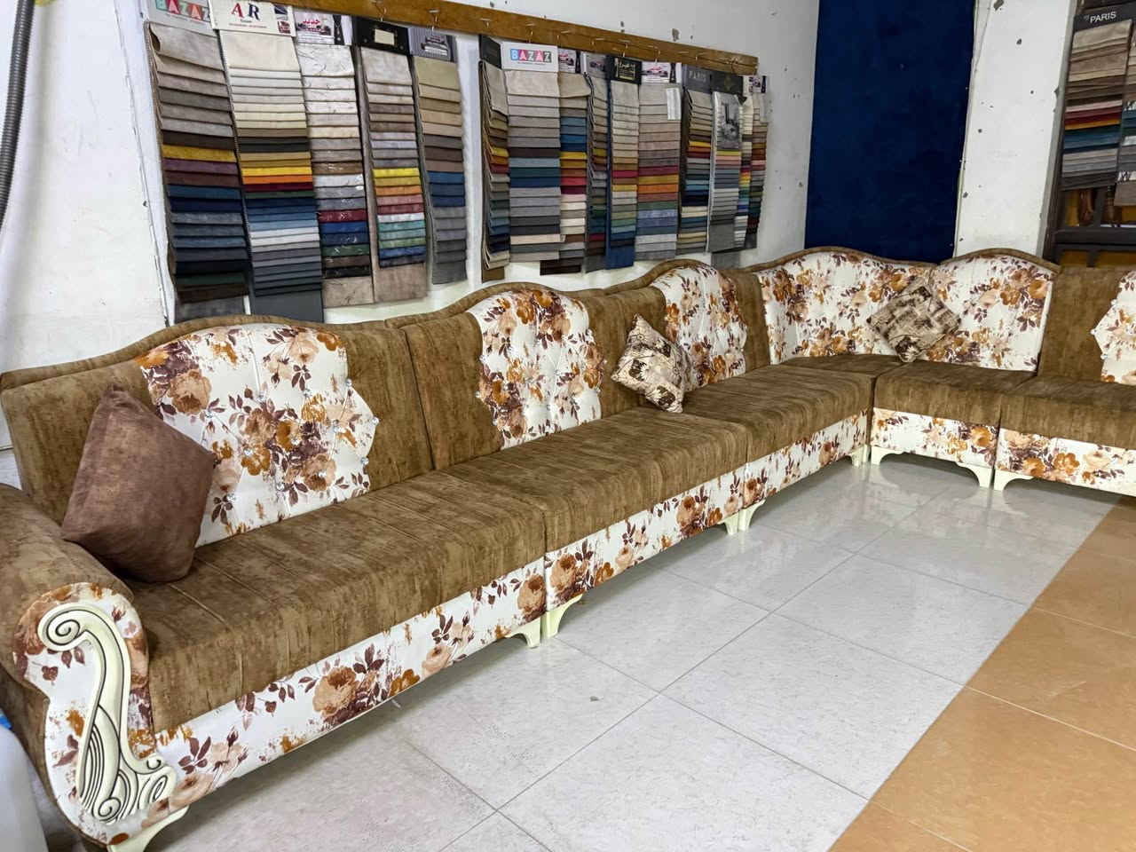ديوان نضافه فول اسفنج وقماش وخشب شبه جديد 
10 نفرات  خشب جام 
سعر 190الف 
موقع دهوك مالطا معرض الاغا 
هاتف *********** دهوك, العراق
