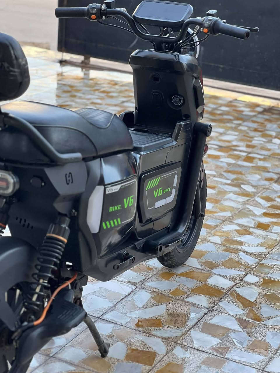 لبيع.  دراجه V6  سعر 360 الف
5 باتريات دبل شرط الفحص   
قوه الباتري 22 امبير 
المسافه الي يقطعها من 30 اله 35 كليو 
مموصفات 
ملف 1500 حقيقي 
3 نمر.  
صندوك كبير بل نص  شاحنه رقميه 
شاشه تعرض لاعطال 
ملف عقل بلادي 
لايتات اشيار كلو شغال  
سعر 360 الف 
 مكاني موصل مزارع زيونه واتواجد اوقات بل دواسه 
*********** 
اخون السعر بي مجال حيل بسيط
