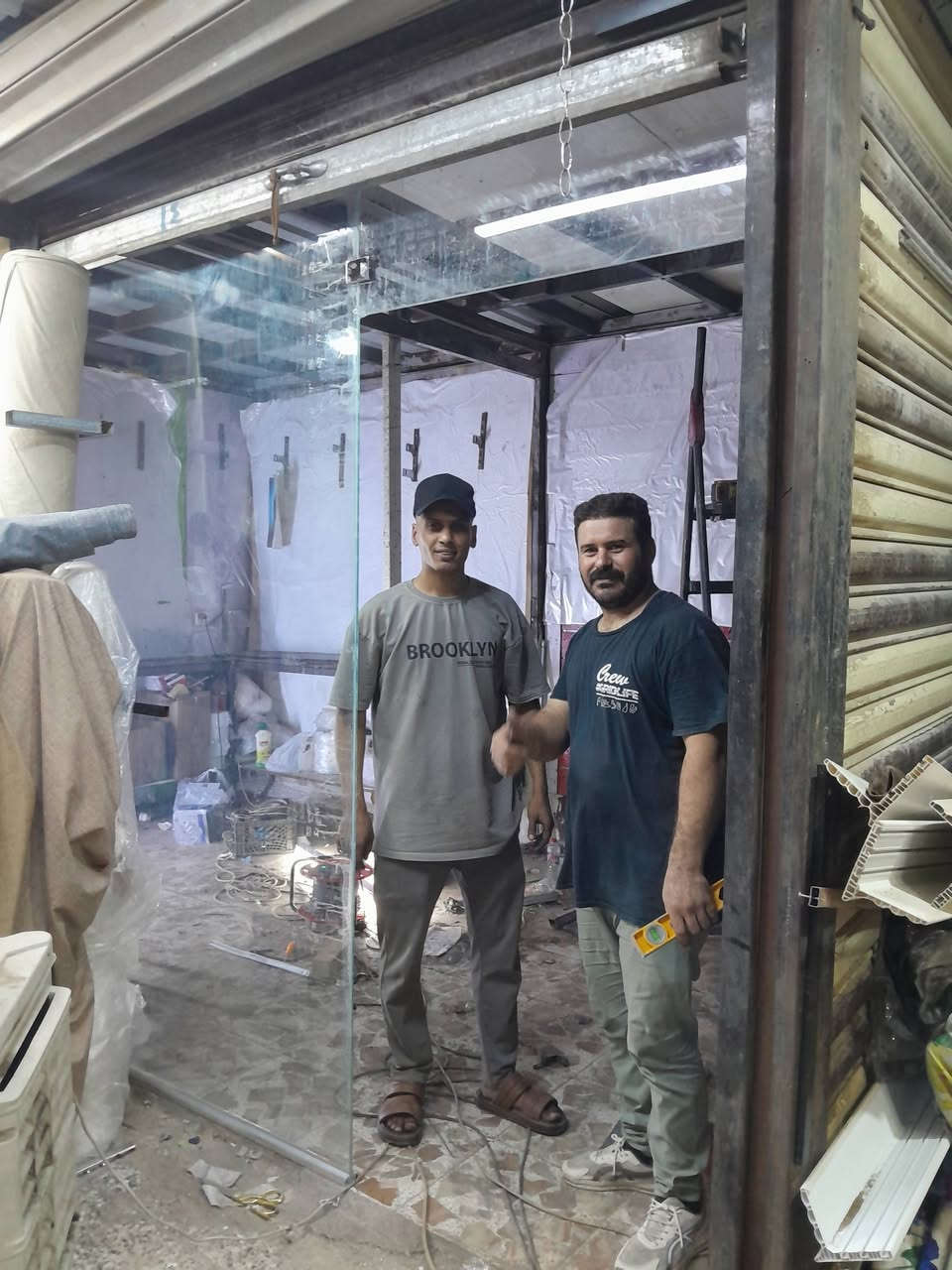 على بركة الله تم عمل في بغداد الامين جام خانه زجاج 10ملم مستعدون كافه الواجهات الزجاجيه اسعارنا تنافسية***********
