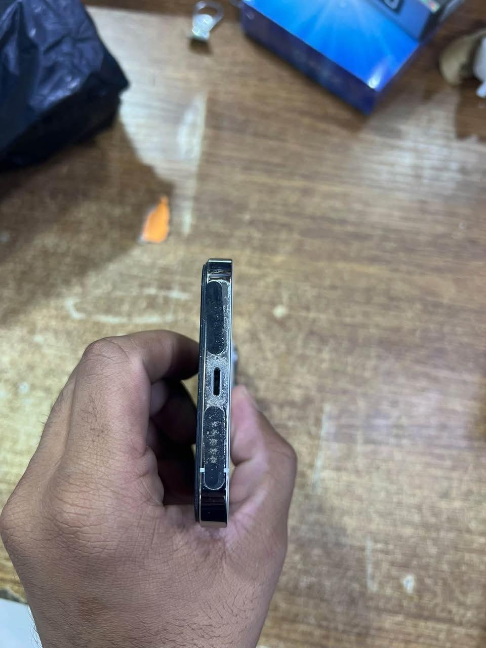 جهاز ١٣ برو ماكس مبدل شاشه راسلني واتساب وانطيك تفاصيله ***********

نص مكتوب في الصور:
- 6:37
- حالة البطارية والشحن
- كما هو الحال مع البطاريات القابلة لإعادة الشحن، بطارية الهاتف قابلة للاستهلاك وتصبح أقل فاعلية مع الوقت. معرفة المزيد...
- الحد الأقصى للقدرة
- 83%
- هذا قياس لقدرة البطارية مقارنة بقدرتها عندما كانت جديدة. قد تتسبب القدرة المنخفضة بتقليل ساعات الاستخدام بين عملية الشحن والأخرى.
- أقصى قدرة للأداء
- ستساعد الأنظمة المضمنة في النظام والمكونات في تخفيف آثار الأداء التي قد تلاحظها أثناء التقدم الكيميائي في عمر بطارية iPhone.
- شحن البطارية المحسن
- للحد من استنزاف عمر البطارية، يتعلم الـ iPhone من عادات الشحن اليومية، بحيث ينتظر ولا يتجاوز 80% حتى يحين موعد حاجتك إلى استخدامه.
- الشحن بالطاقة النظيفة
- في منطقتك، سيحاول iPhone التقليل من البصمة الكربونية من خلال انتقاء وقت الشحن الذي تتوفر فيه كهرباء بانبعاثات كربونية منخفضة. يتعلم iPhone من عادات الشحن اليومية، بحيث لا يشحن بالكامل حتى يحin موعد حاجتك إلى استخدامه. معرفة المزيد...
- 6:34 حول الاسم iPhone إصدار iOS 26.6 اسم الطراز iPhone 13 Pro Max رقم الطراز MLEK3LL/A الرقم التسلسلي C6MG6GV62C سجل تاريخ القطع والخدمة الأغاني 0 الفيديوهات 39 الصور 69 التطبيقات 12 السعة 256 غ.ب. متوفرة 194.84 غ.ب. عنوان Wi-Fi F8:C3:CC:48:17:BF