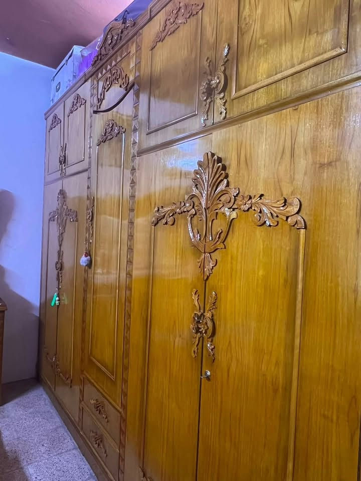 السلام عليكم للبيع غرفة نوم قنصور خمس ابواب فصال ملكي زان خارج 5 داخل 4 الغرفة نظيفه حيل 6 شهور فقط مستخدمة  للتواصل ع هذا الرقم ***********
