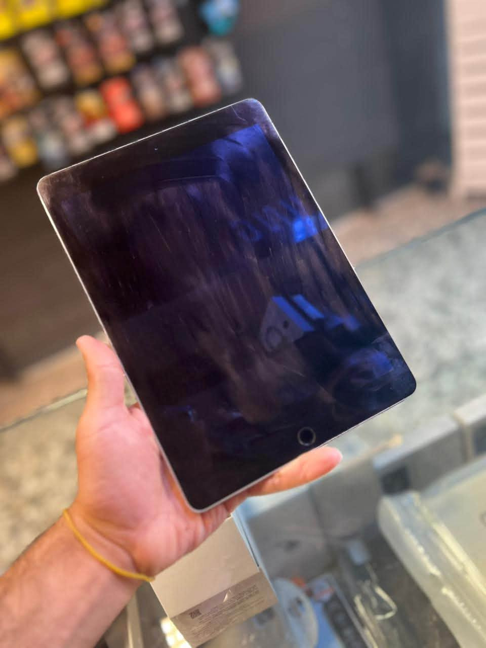 ايباد air 2 ذاكره 32G تحديث 15.8.8 يعني كلشي ينزل عليه لان يشتغل عليه app store سريع وسلس بالالعاااب 
للاستفسار ***********
السعر 80000 دينار 
العنوان الغزاليه
