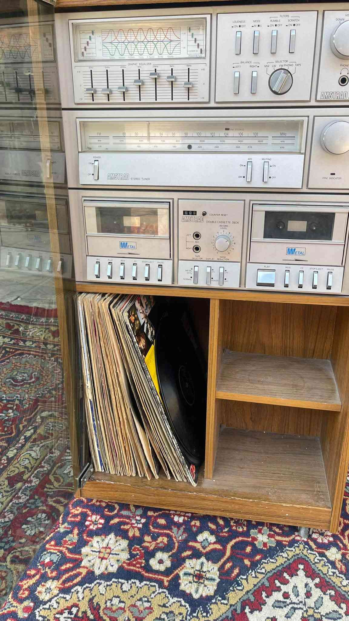 سستم انكليزي بدون سماعات شغال فقط الكاسيت يحتاج قايش ومكبر صوت وكرام شغال***********
