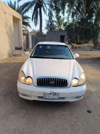 سوناتا وفود 2004 لون ابيض المرغوب  محتاجة فقط صبغ ما بيها ضربة قوية   ...